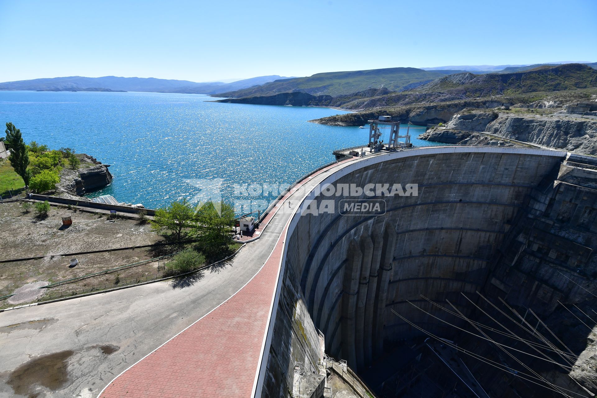 Дагестан. Казбековский район. Водохранилище и плотина Чиркейской ГЭС на реке Сулак.