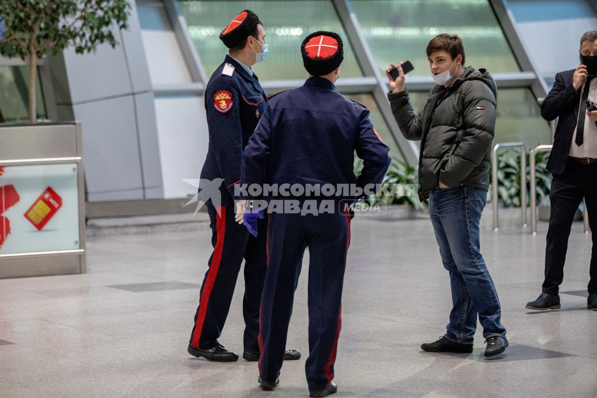 Москва.   Казачий патруль  работает  в аэропорту Домодово.