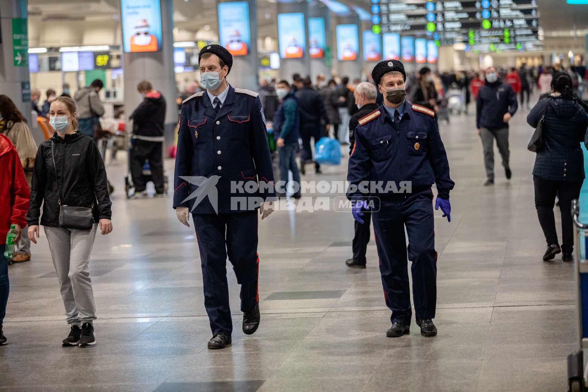 Москва.   Казачий патруль  работает  в аэропорту Домодово.