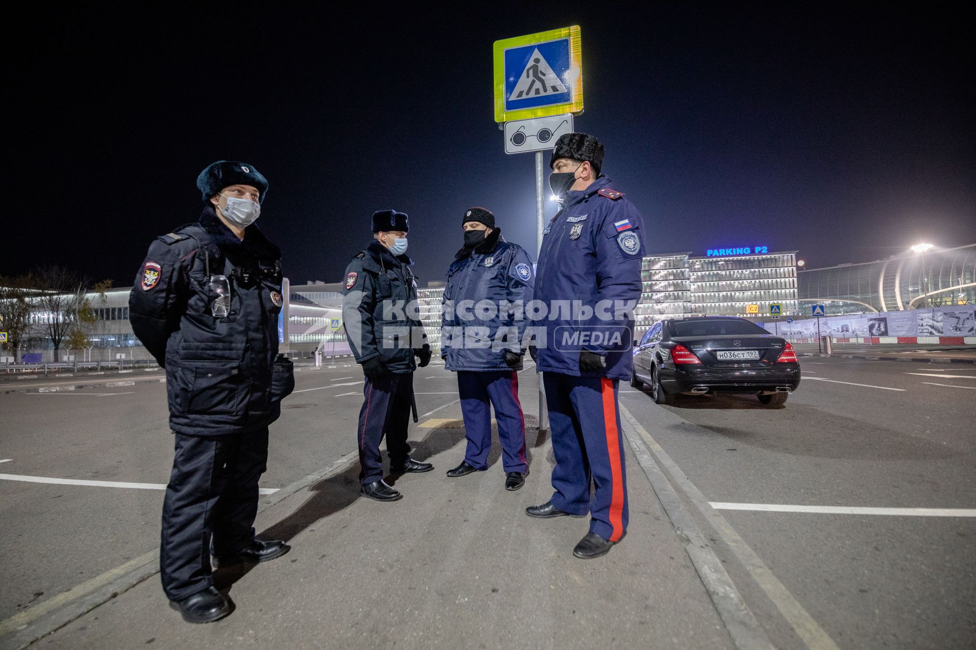 Москва.   Казачий патруль совместно с сотрудниками полицции  работают в аэропорту Домодово.