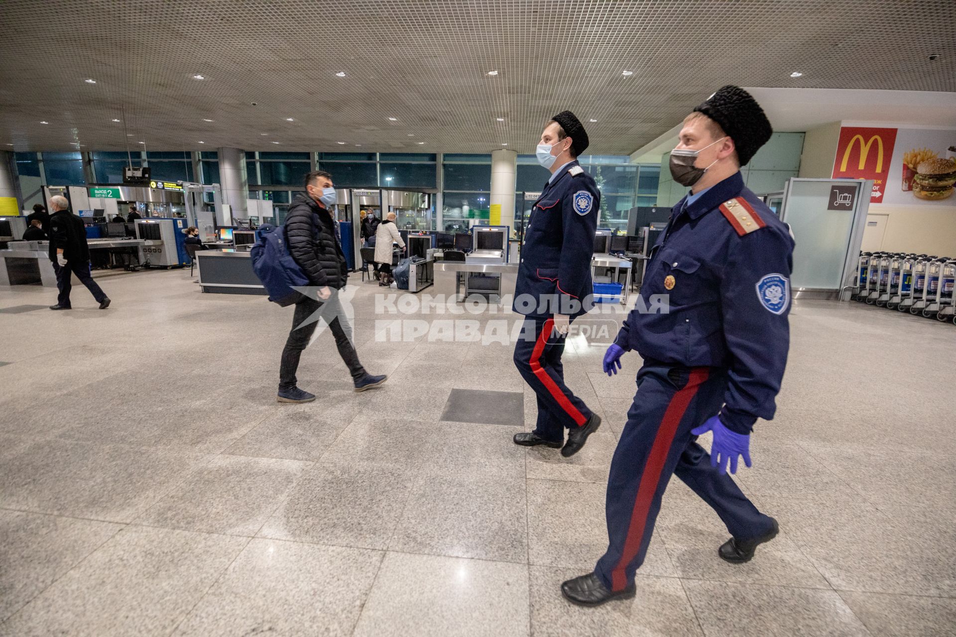 Москва.   Казачий патруль  работает  в аэропорту Домодово.