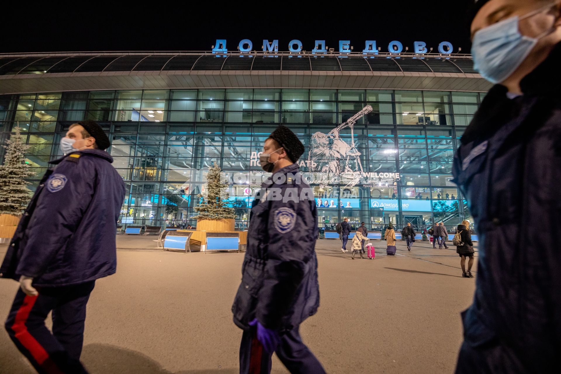 Москва.   Казачий патруль  работает  в аэропорту Домодово.