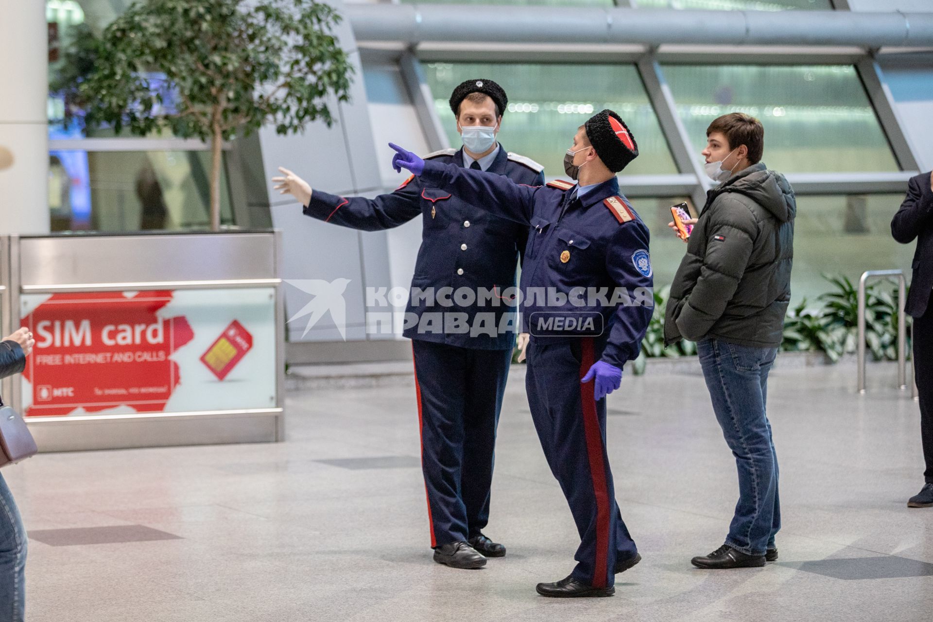 Москва.   Казачий патруль  работает  в аэропорту Домодово.