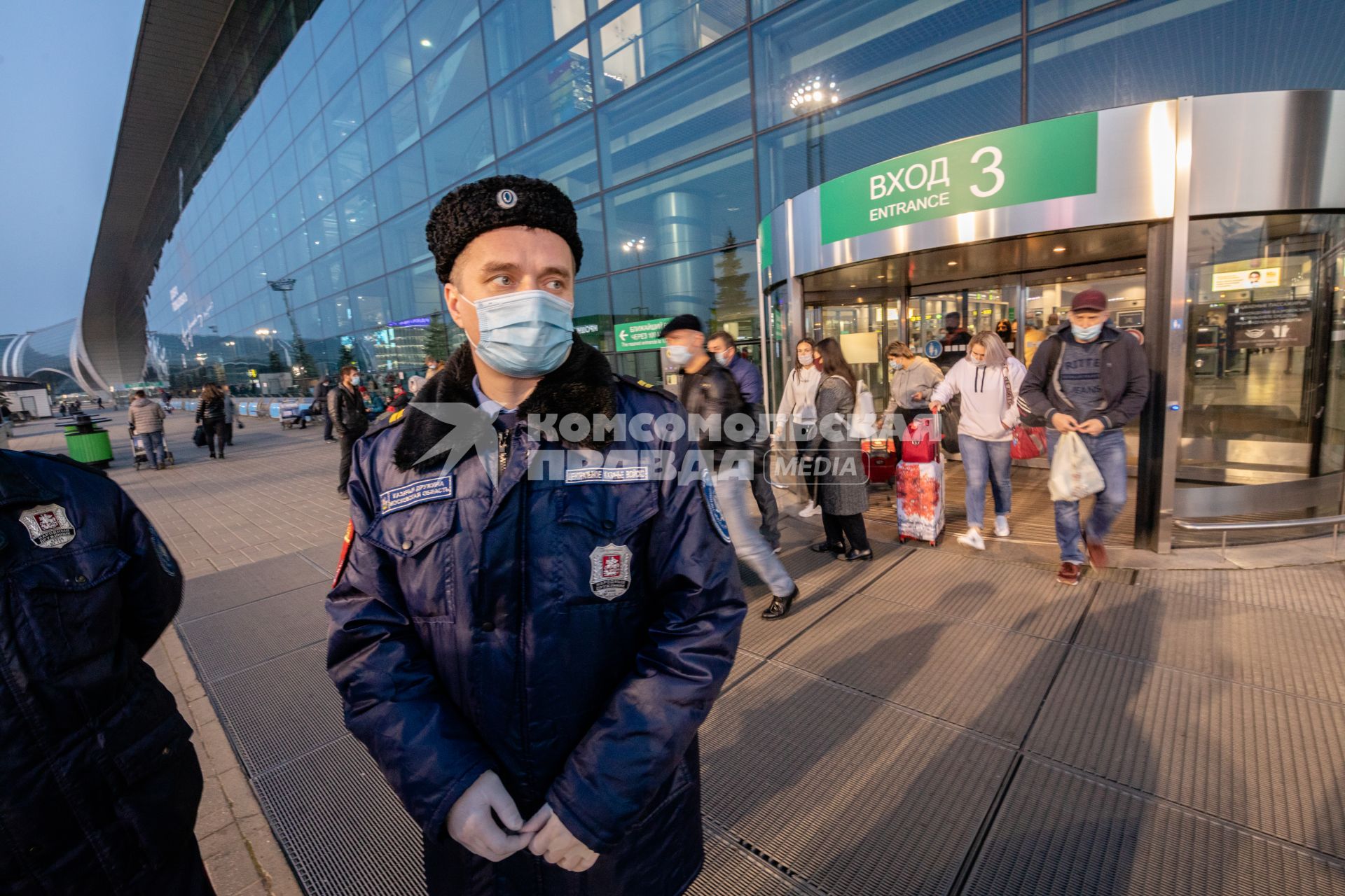 Москва.   Казачий патруль  работает  в аэропорту Домодово.