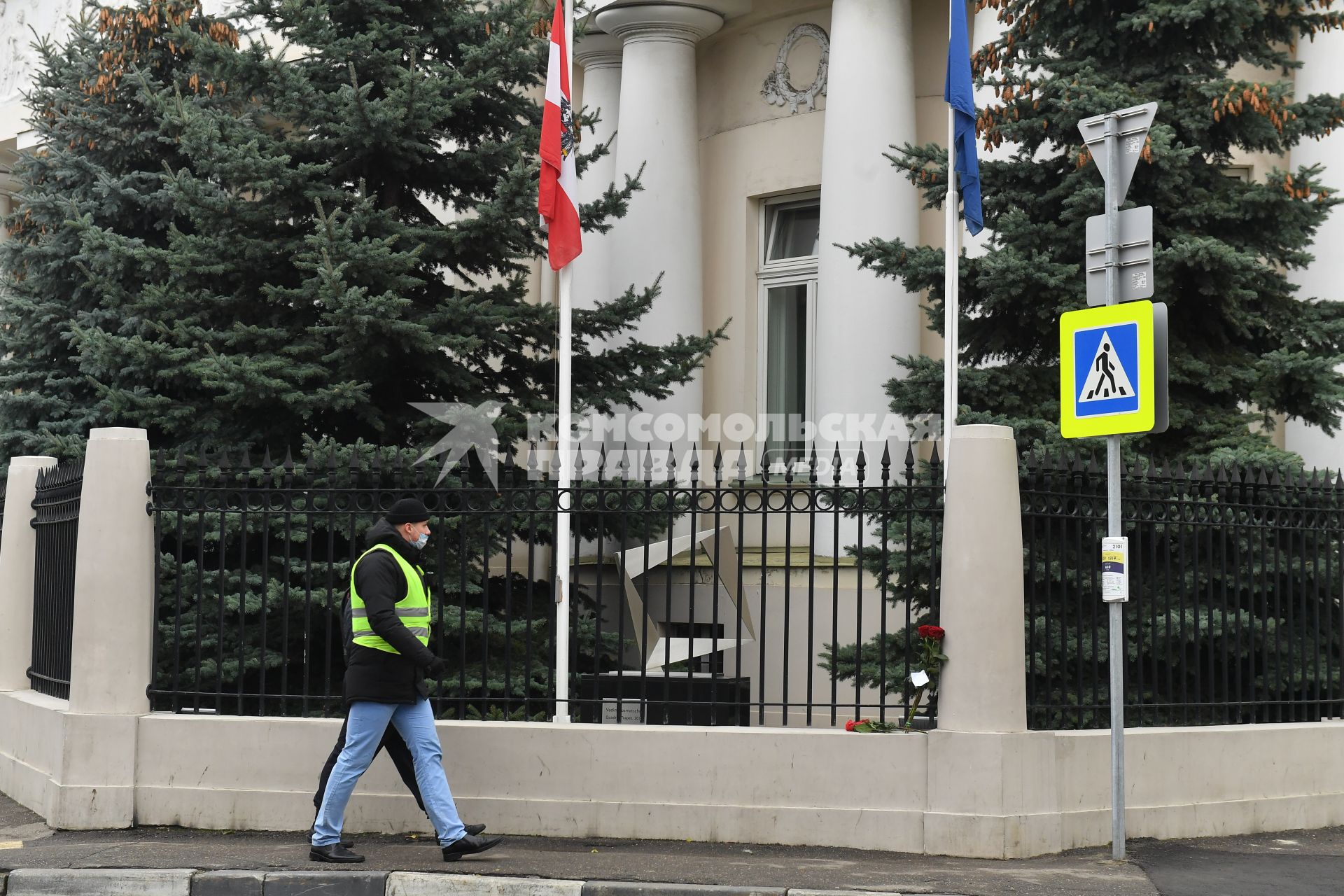 Москва.   Цветы и записка у посольства Австрии в связи с терактом в Вене.