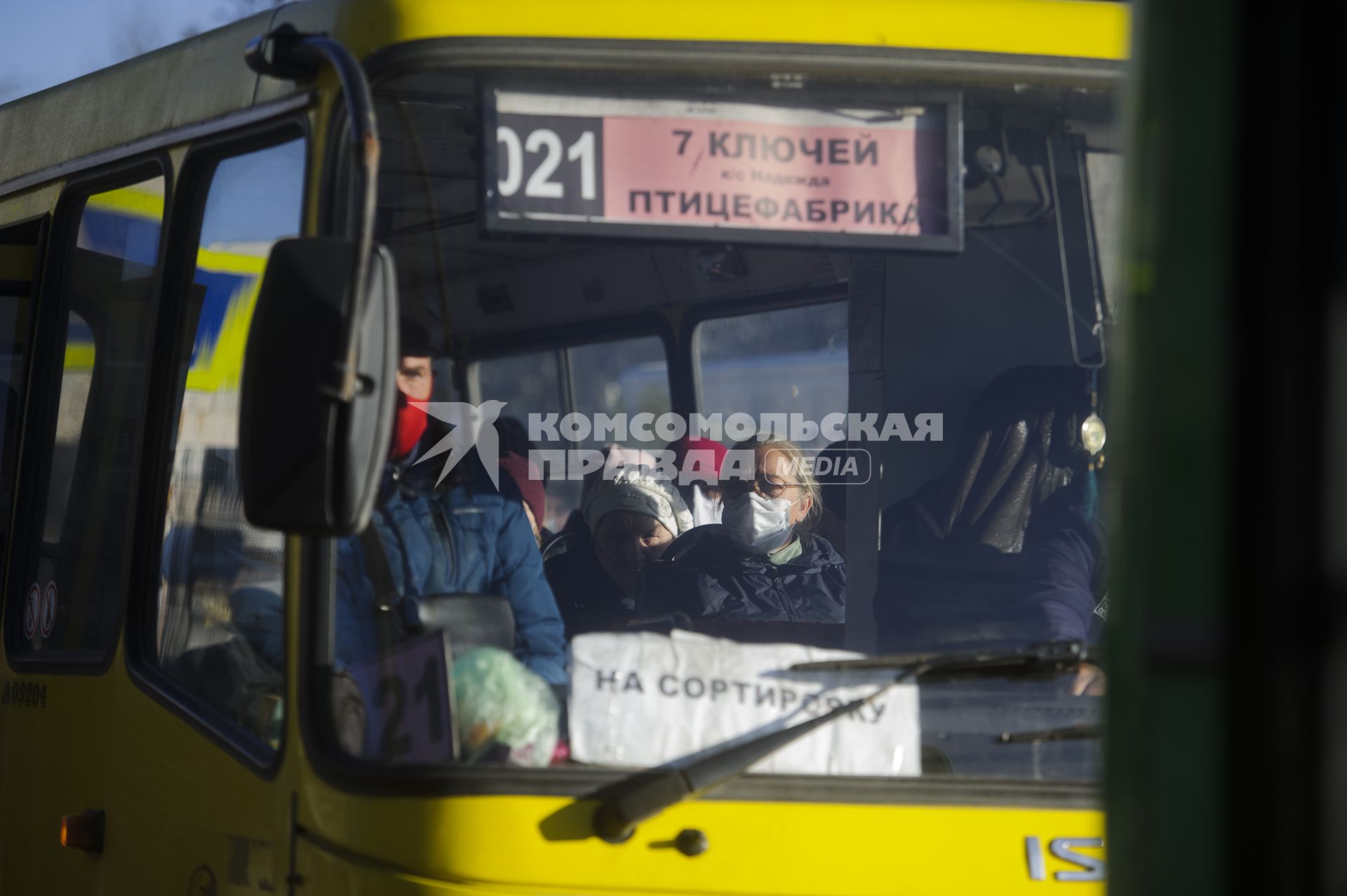 Екатеринбург. Маршрутный автобус с пассахирами в защитных масках