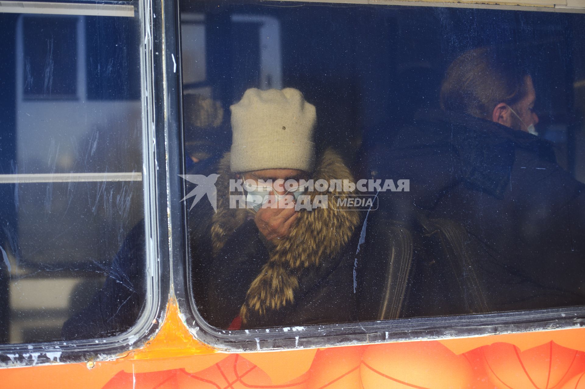 Екатеринбург. Женщина в медицинской маске в троллейбусе