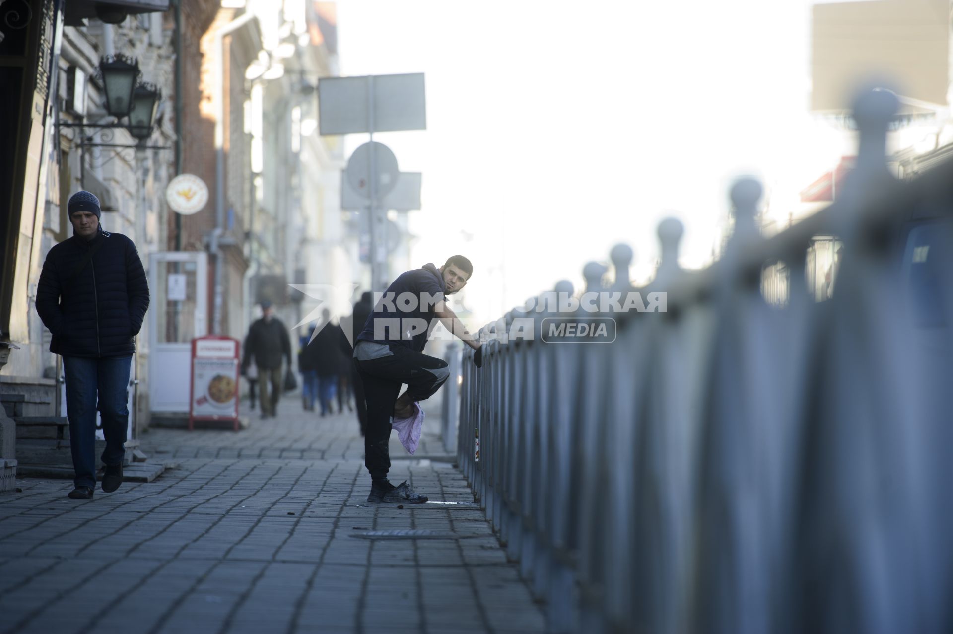 Екатеринбург. Иностранный рабочий моет ноги на одной из центральных улиц города