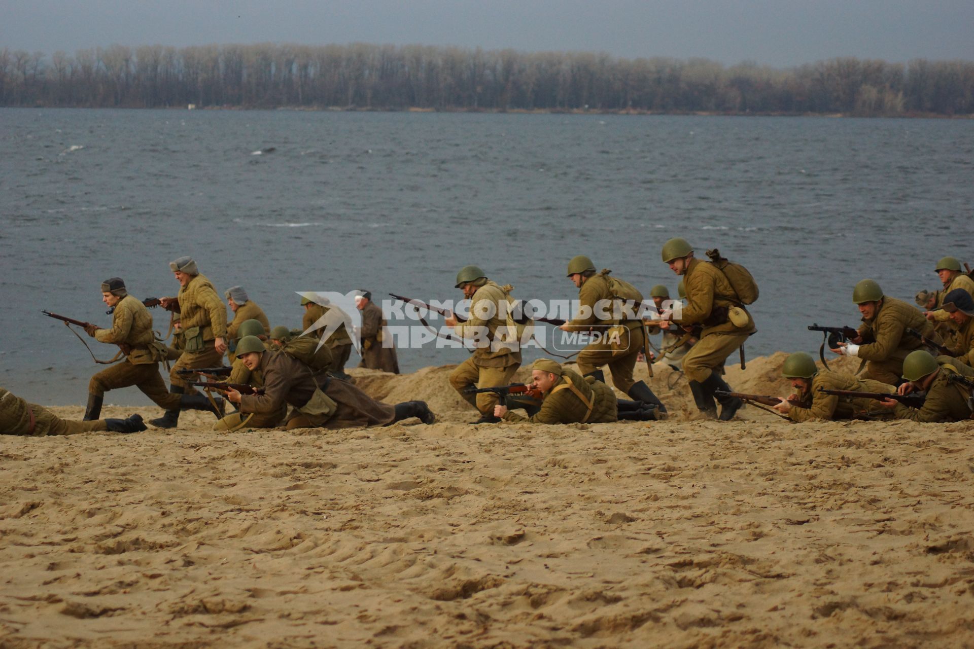 Самара. Участники военно-патриотической реконструкции `Сталинград-42. Группа полковника Горохова` на набережной Волги.