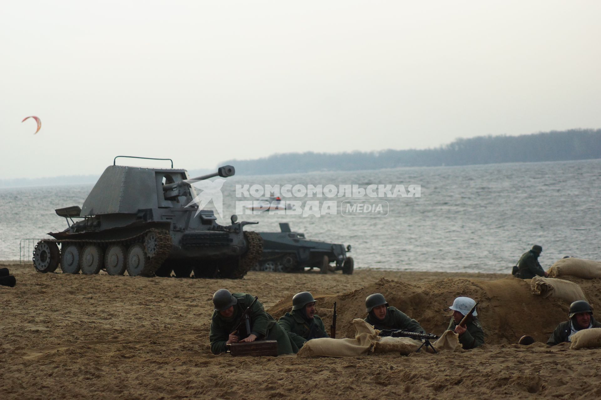 Самара. Участники военно-патриотической реконструкции `Сталинград-42. Группа полковника Горохова` на набережной Волги.