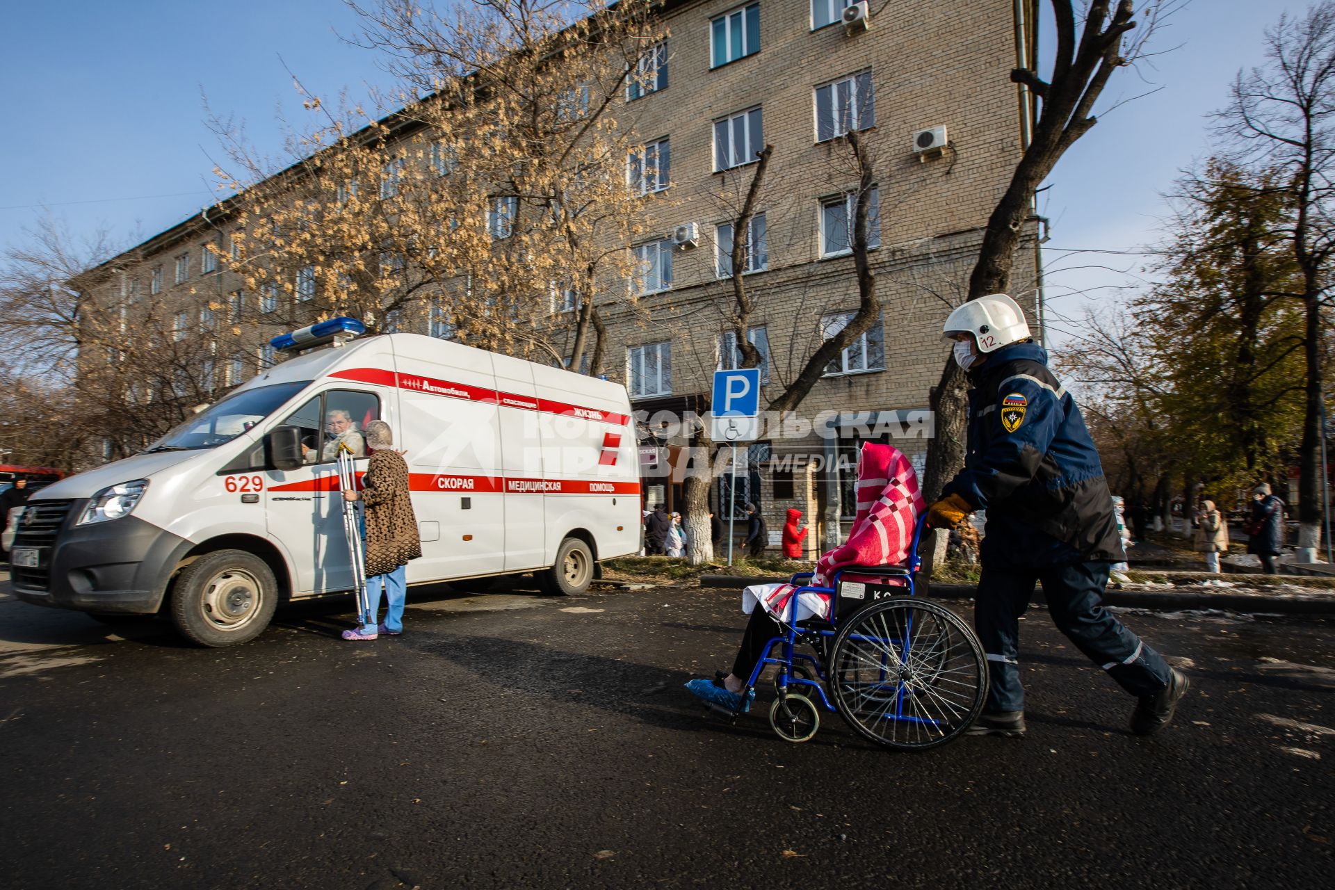 Челябинск. Эвакуация пациентов 2-й городской больницы, где из-за разгерметизации кислородного оборудования произошли взрыв и возгорание.