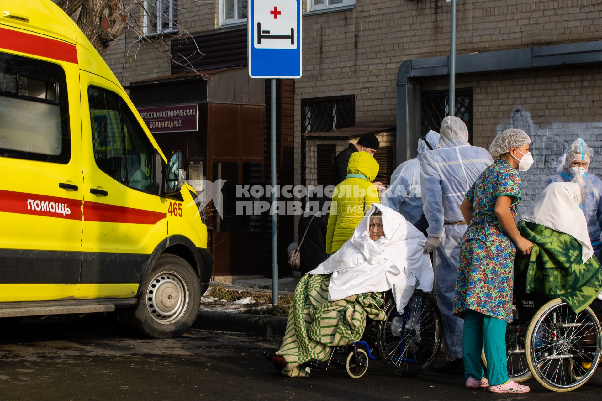 Челябинск. Эвакуация пациентов 2-й городской больницы, где из-за разгерметизации кислородного оборудования произошли взрыв и возгорание.