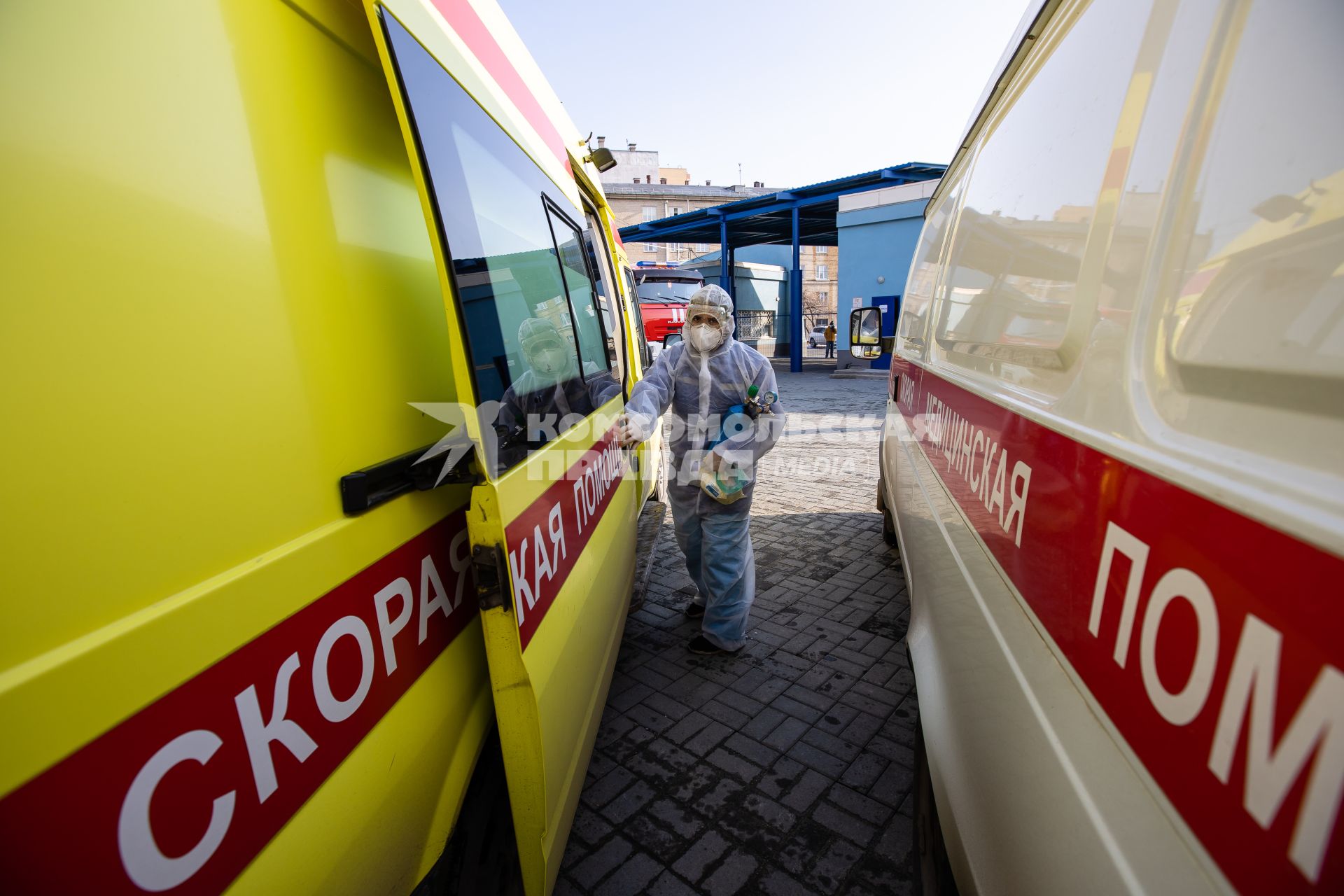 Челябинск. Во время эвакуации пациентов 2-й городской больницы, где из-за разгерметизации кислородного оборудования произошли взрыв и возгорание.