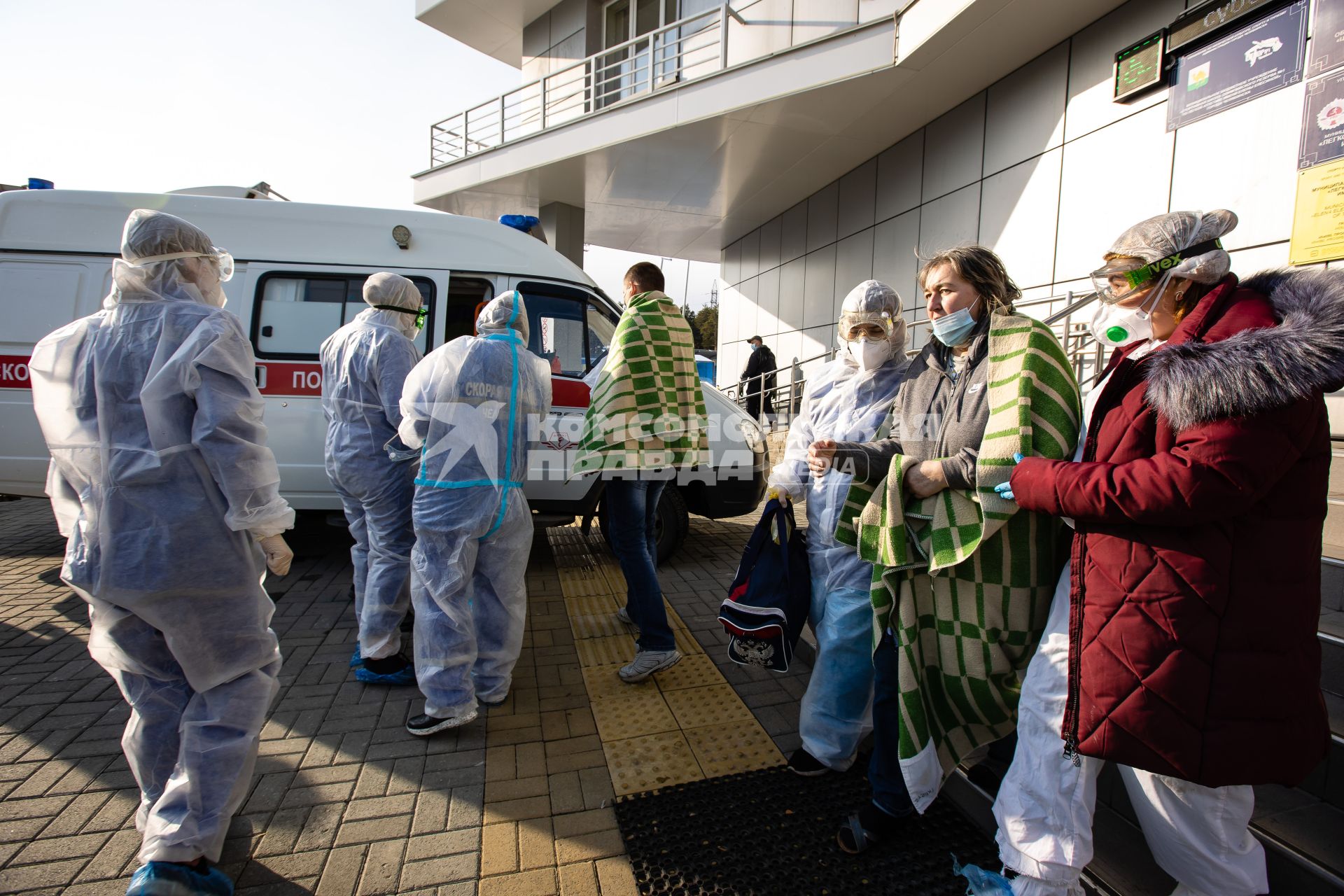 Челябинск. Эвакуация пациентов 2-й городской больницы, где из-за разгерметизации кислородного оборудования произошли взрыв и возгорание.