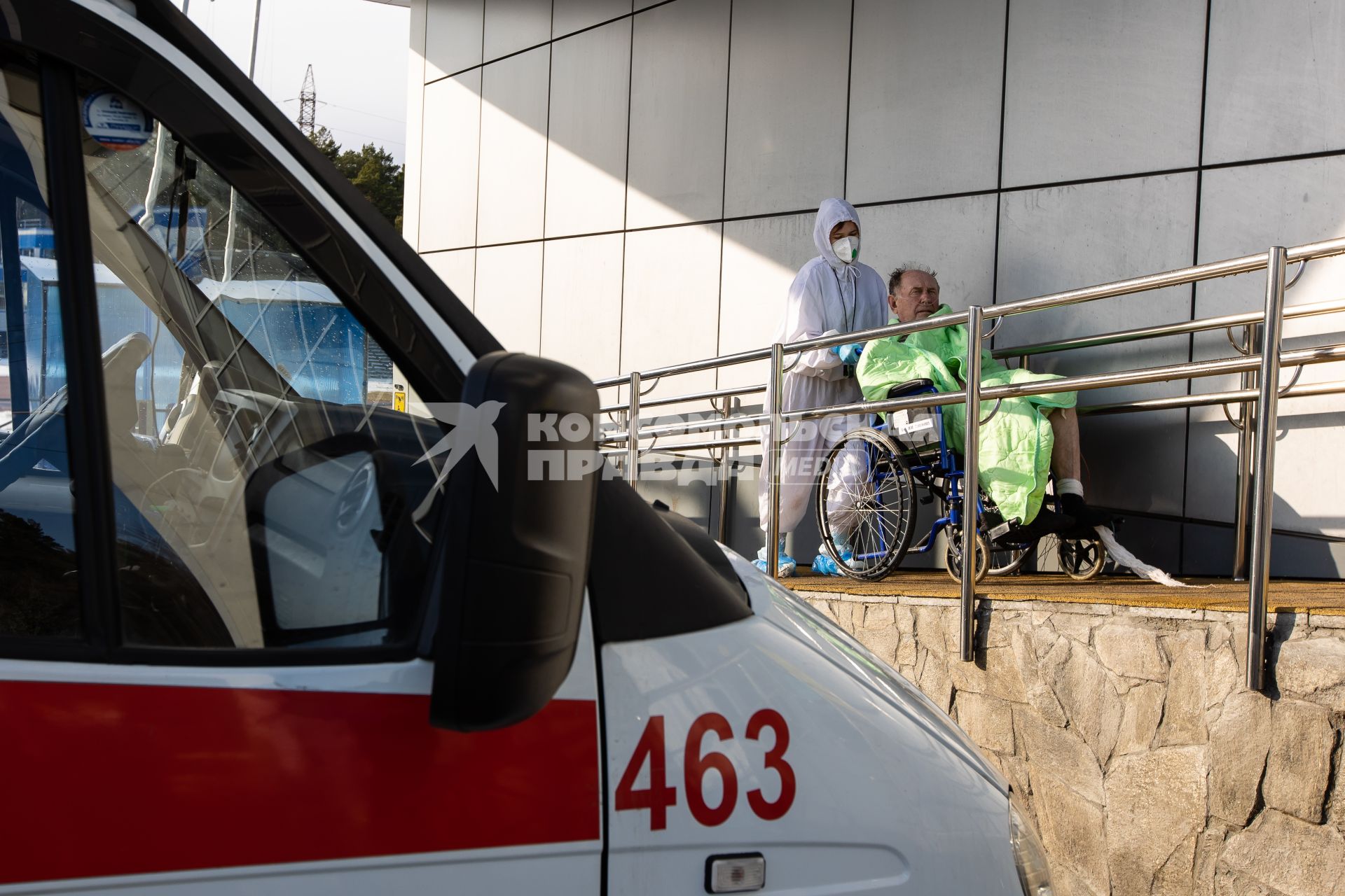 Челябинск. Эвакуация пациентов 2-й городской больницы, где из-за разгерметизации кислородного оборудования произошли взрыв и возгорание.