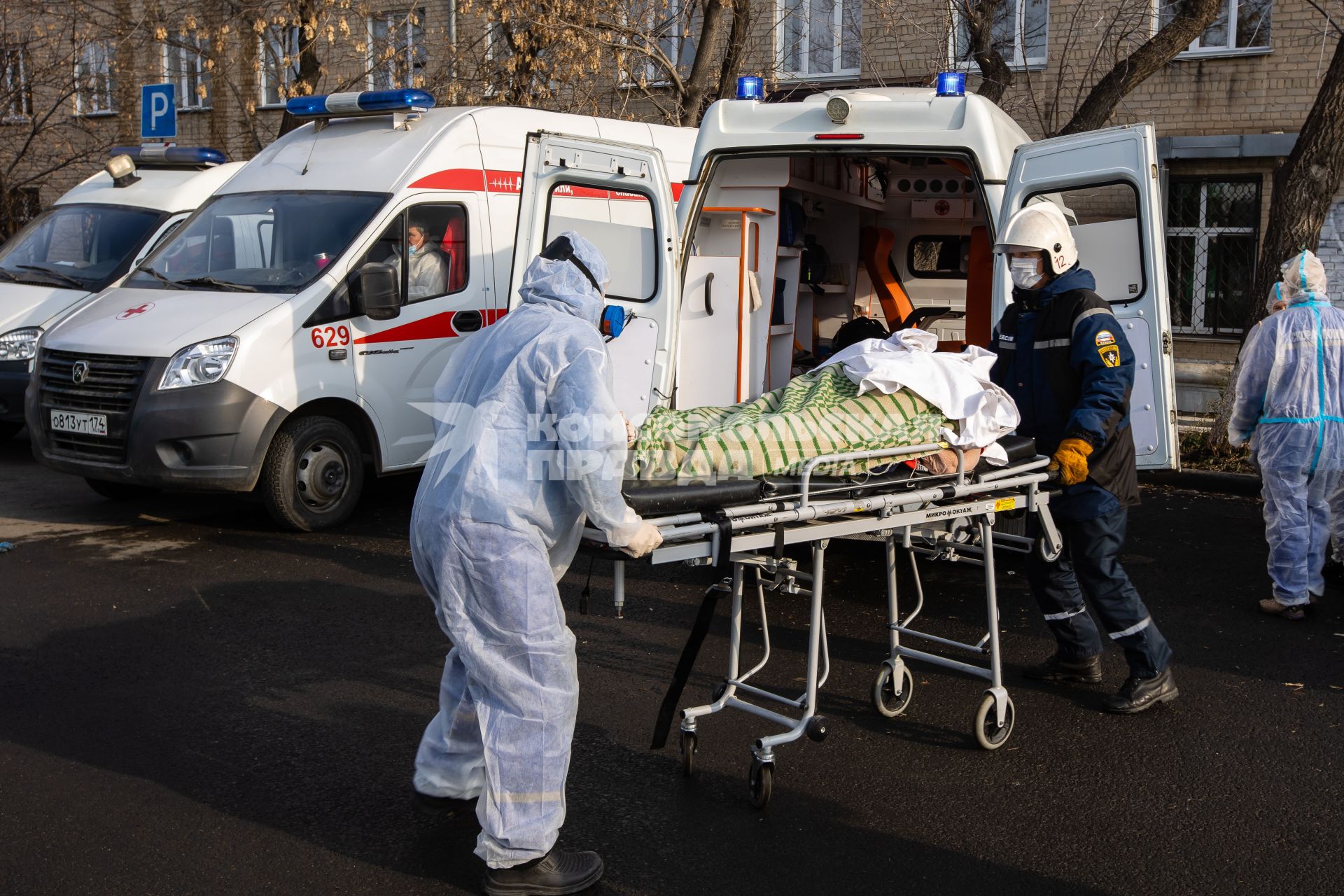 Челябинск. Эвакуация пациентов 2-й городской больницы, где из-за разгерметизации кислородного оборудования произошли взрыв и возгорание.