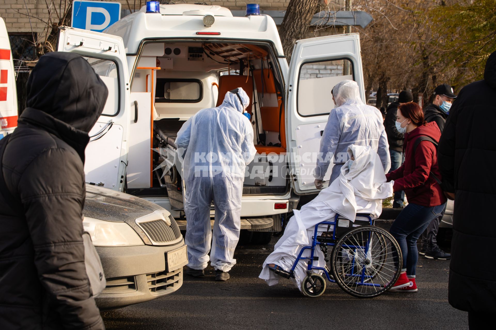 Челябинск. Эвакуация пациентов 2-й городской больницы, где из-за разгерметизации кислородного оборудования произошли взрыв и возгорание.