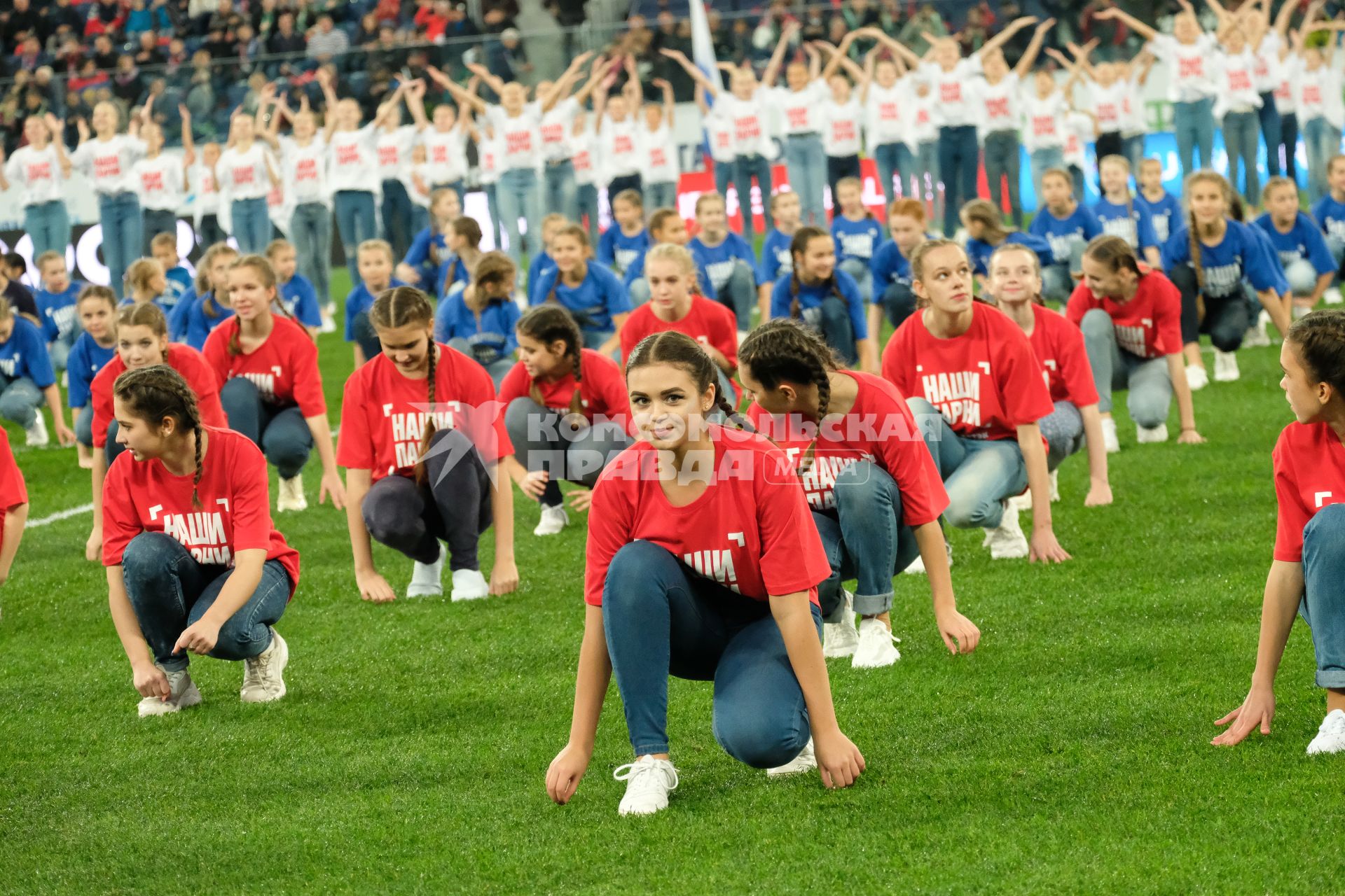 Санкт-Петербург. Чирлидерши в футболках с надписью `Наши парни` перед началом отборочного матча чемпионата Европы по футболу - 2020: Россия - Бельгия на стадионе `Газпром Арена`.