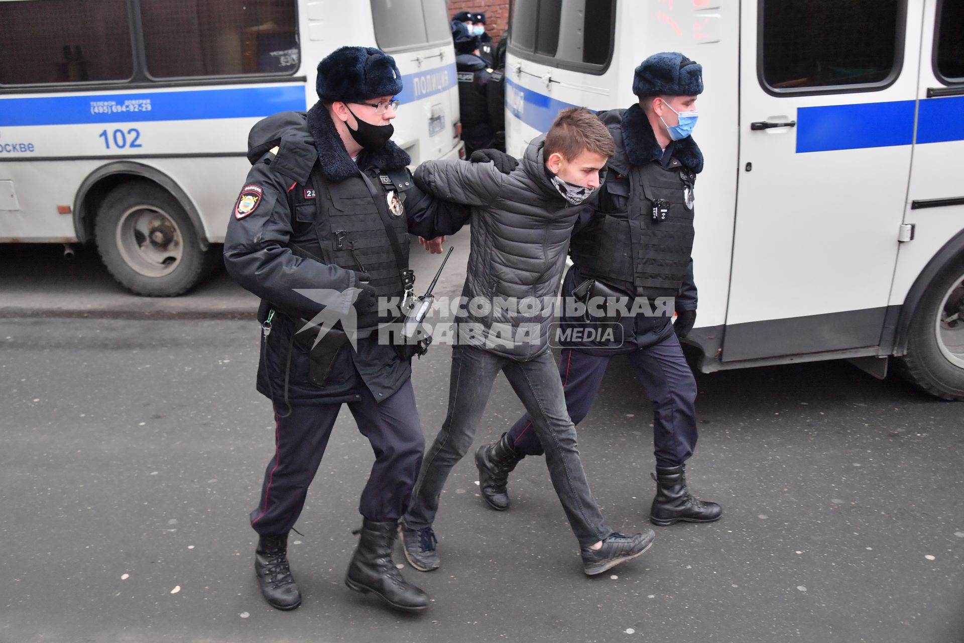 Москва.   Сотрудники полиции во время задержания участников несогласованного шествия националистов `Русский марш 2020` в День народного единства.