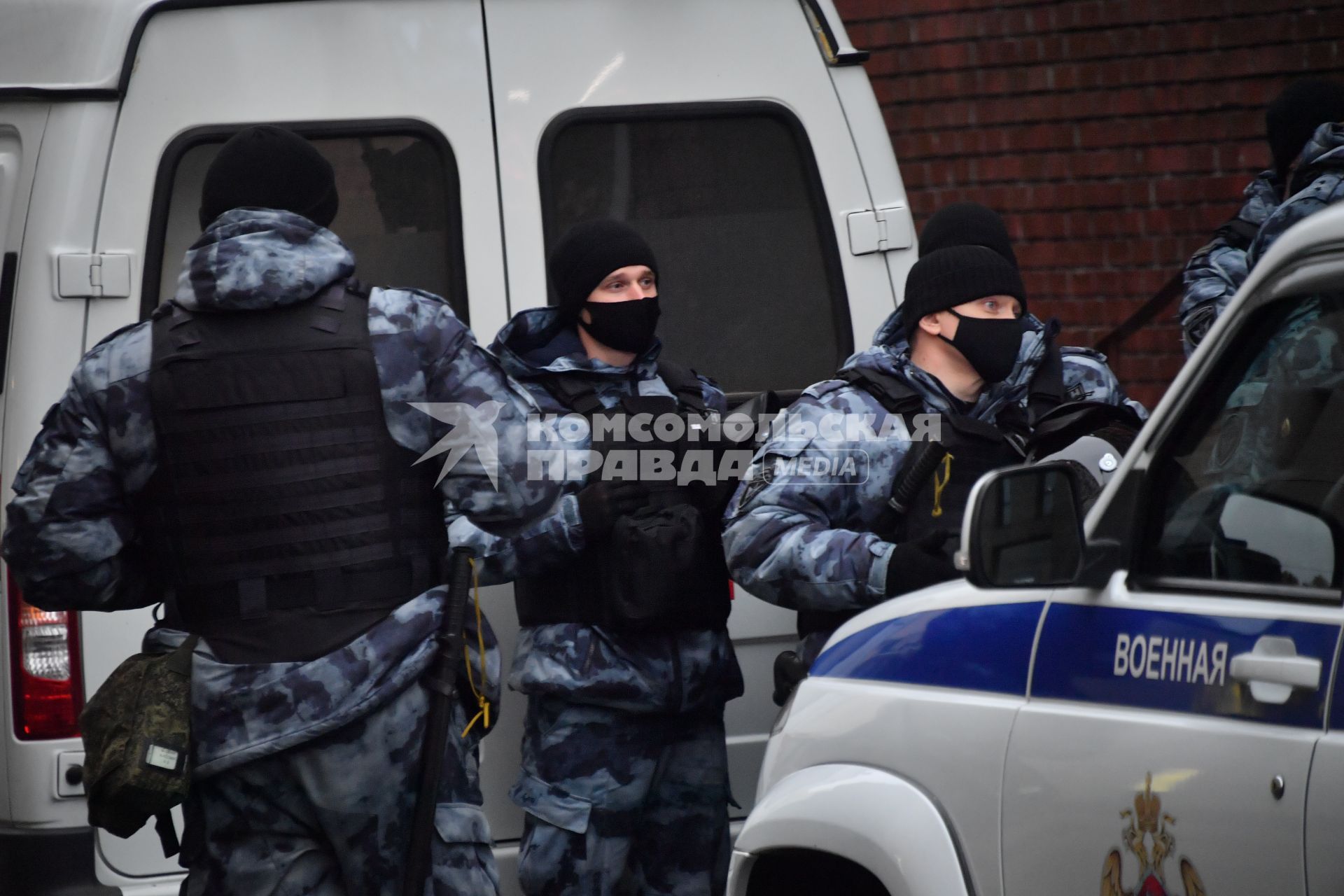 Москва.  Оцепление у метро  `Цветной бульвар`в День народного единства.