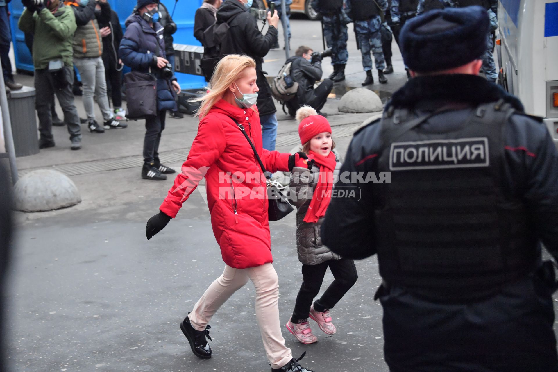 Москва.  Полицейское оцепление у метро  `Цветной бульвар`в День народного единства.