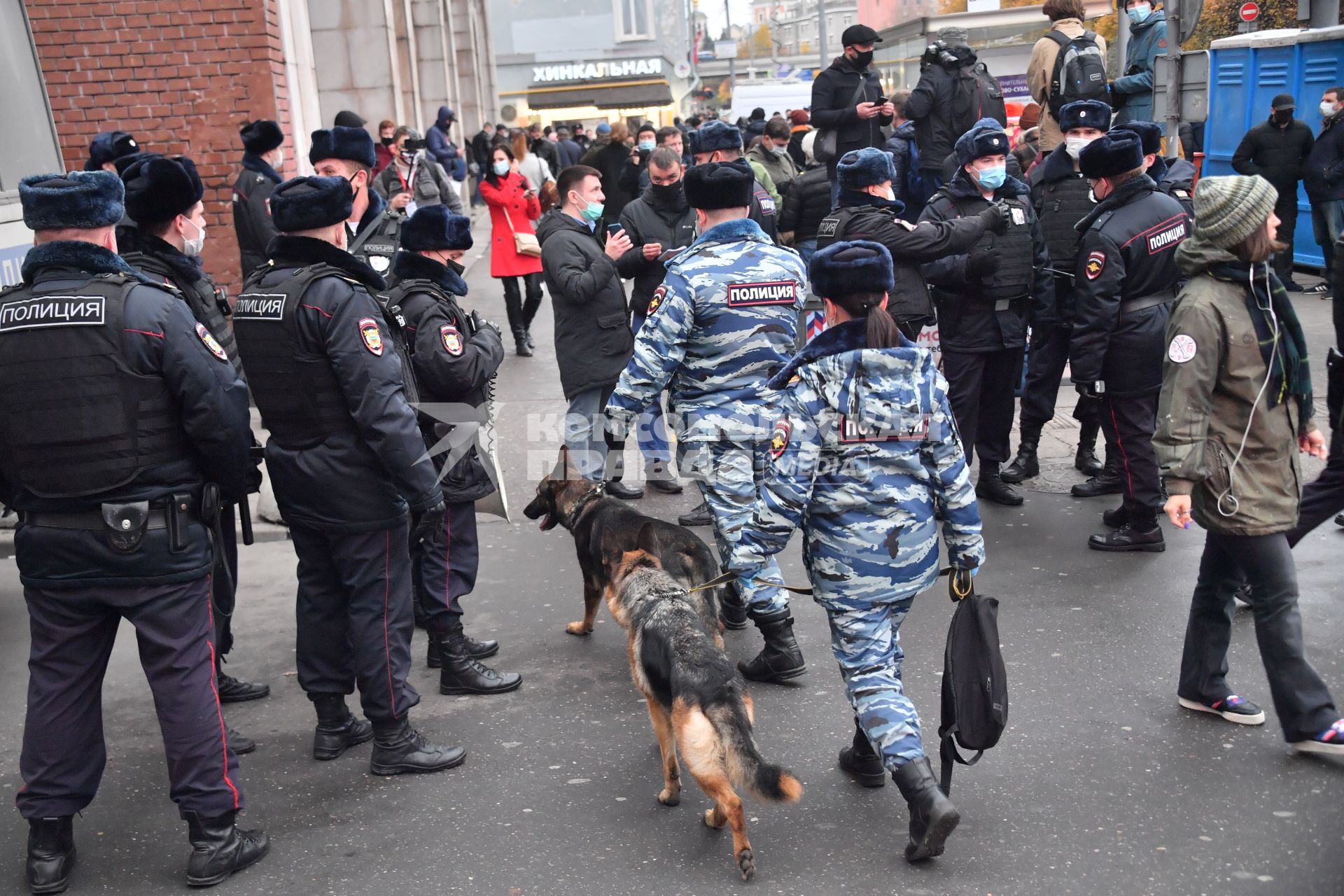 Москва. Полицейское оцепление у метро  `Цветной бульвар`в День народного единства.