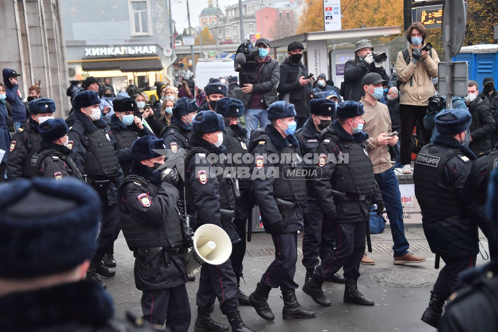 Москва.  Полицейское оцепление у метро  `Цветной бульвар`в День народного единства.