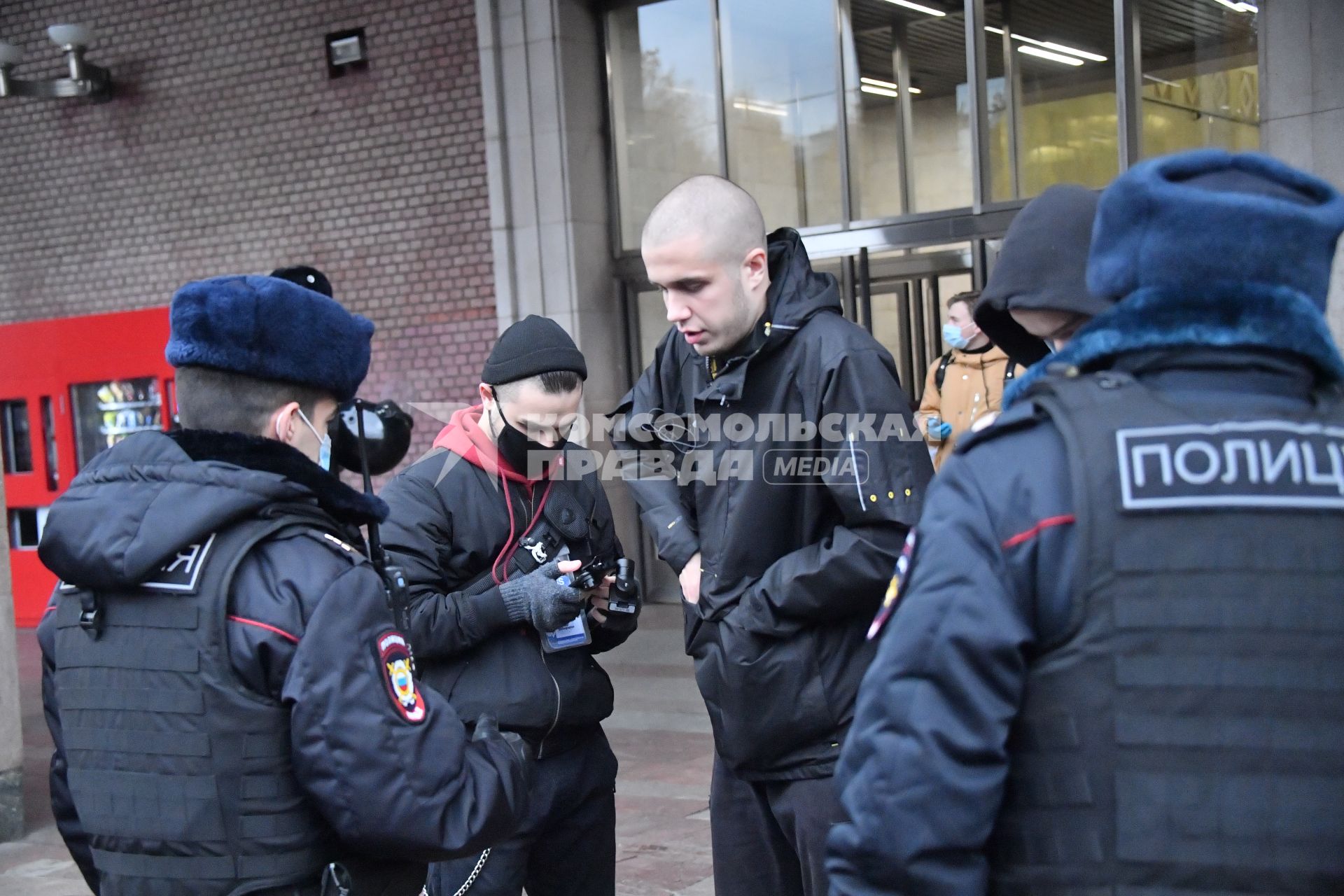 Москва.   Сотрудники полиции во время задержания участников несогласованного шествия националистов `Русский марш 2020` в День народного единства.