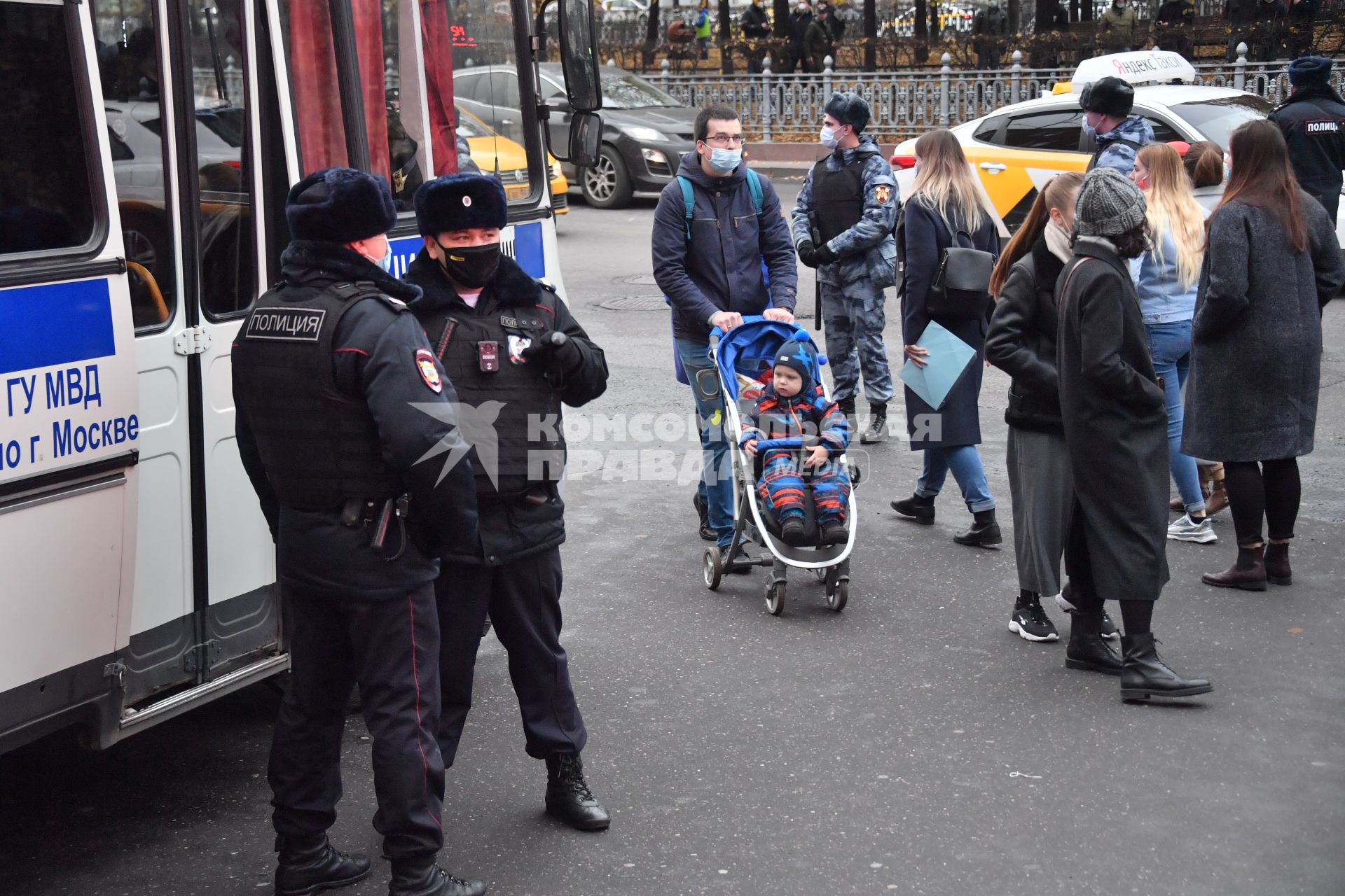 Москва.  Полицейское оцепление у метро  `Цветной бульвар`в День народного единства.