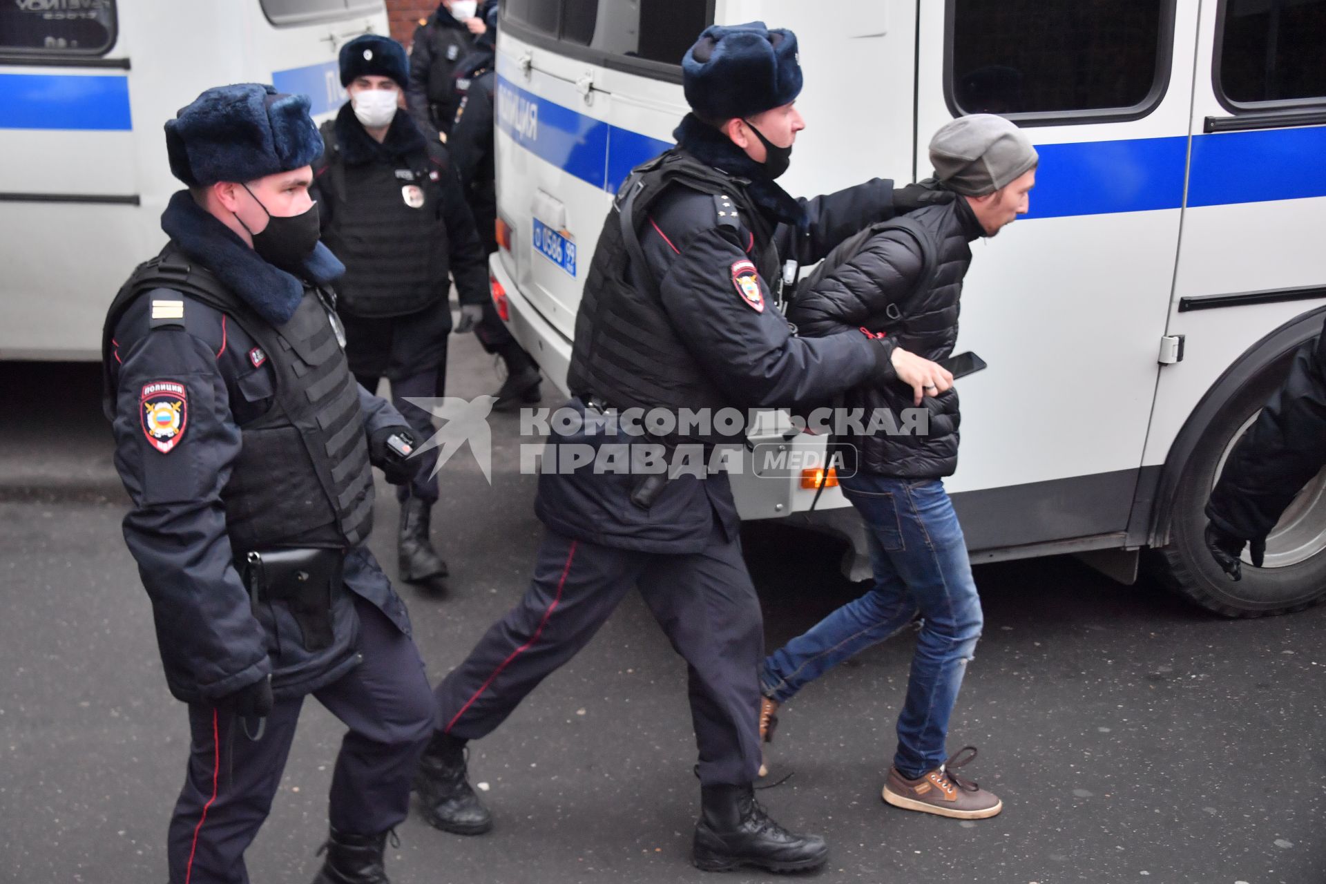 Москва.   Сотрудники полиции во время задержания участников несогласованного шествия националистов `Русский марш 2020` в День народного единства.