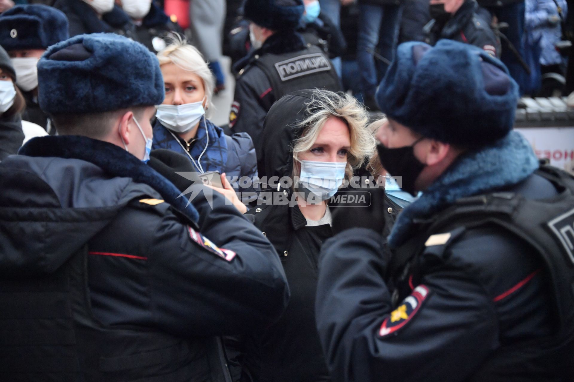 Москва.  Сотрудники полиции  во время   несогласованного шествия националистов `Русский марш 2020` в День народного единства.