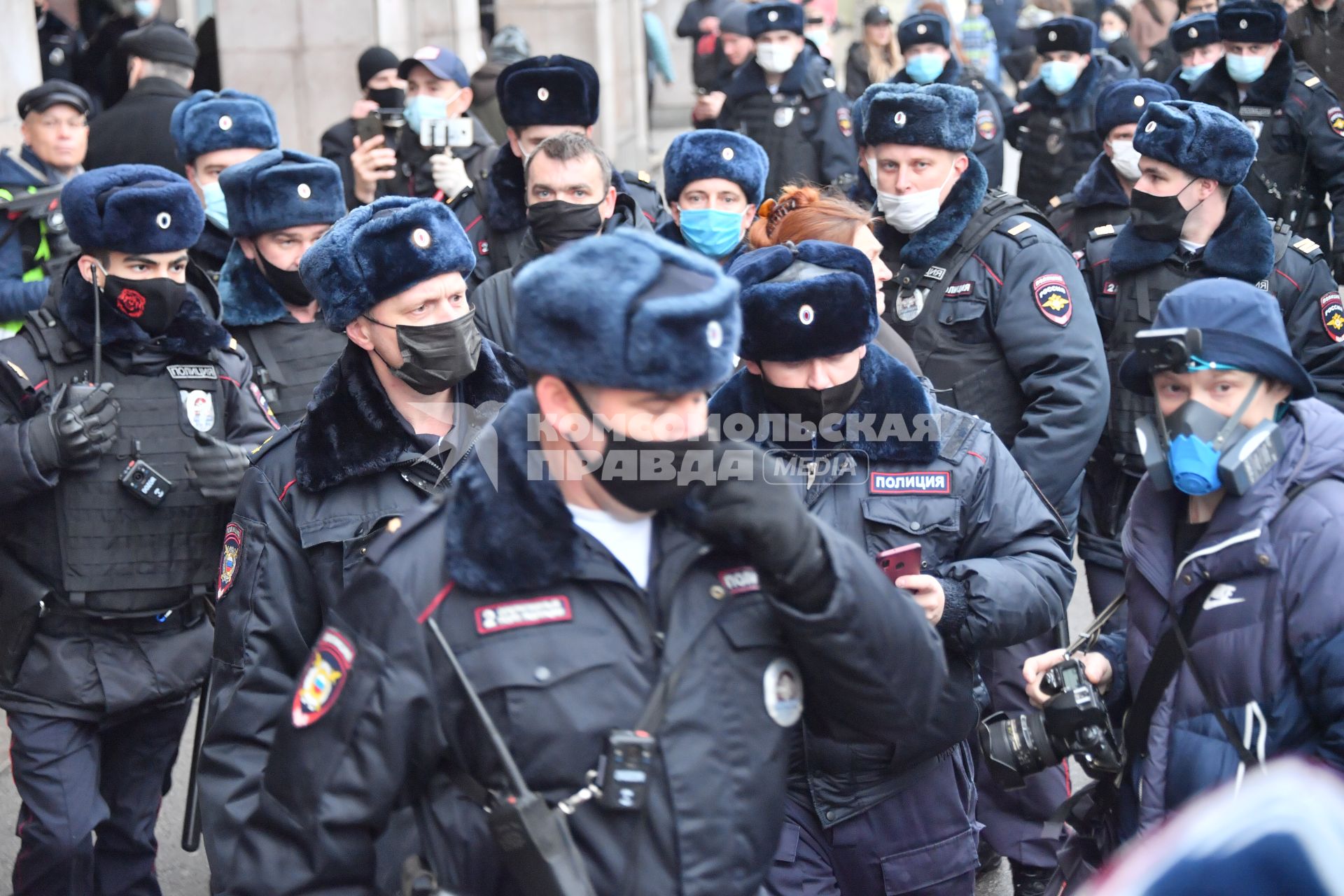 Москва.  Оцепление у метро  `Цветной бульвар`в День народного единства.