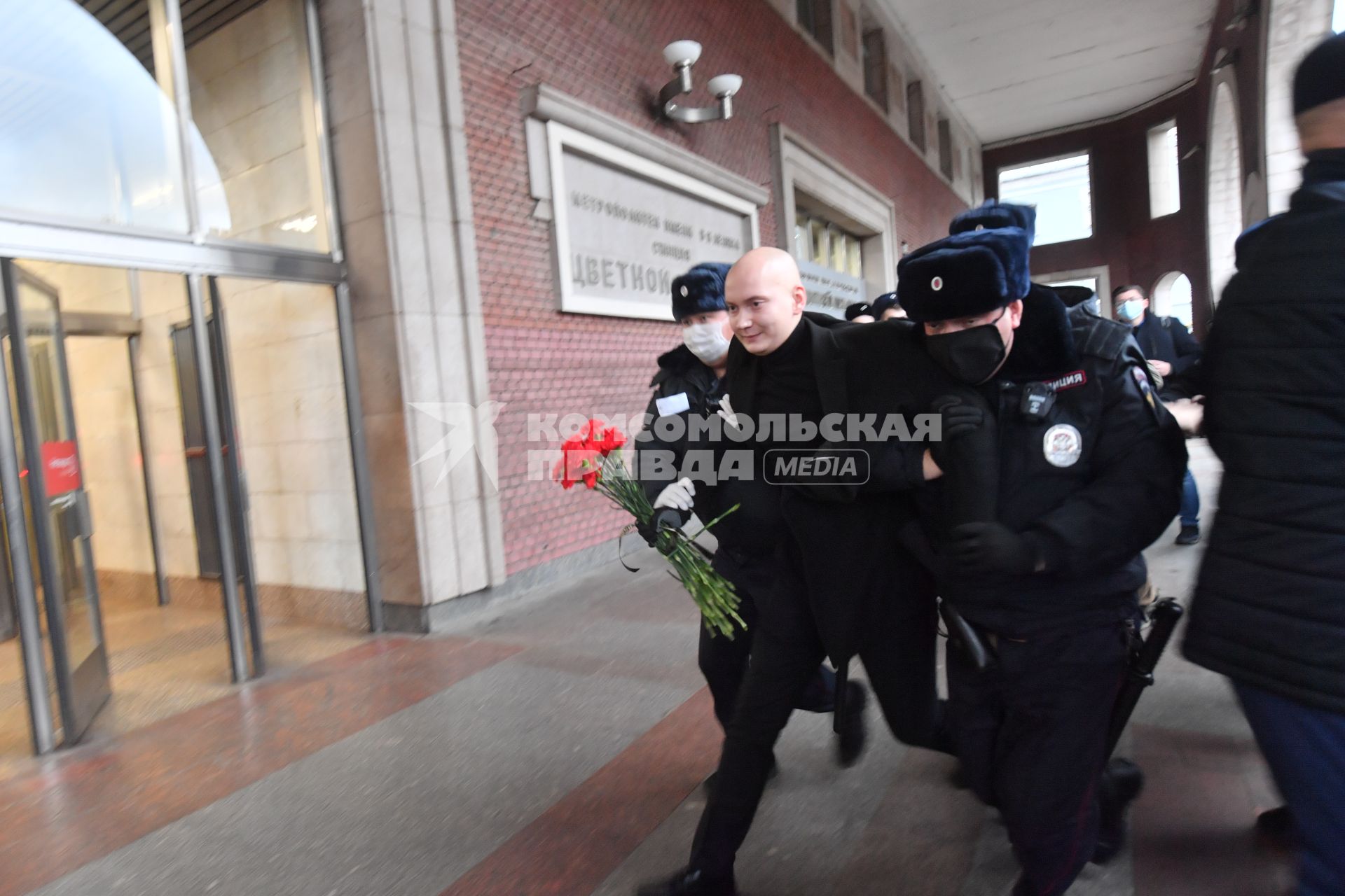 Москва.   Сотрудники полиции во время задержания участников несогласованного шествия националистов `Русский марш 2020` в День народного единства.