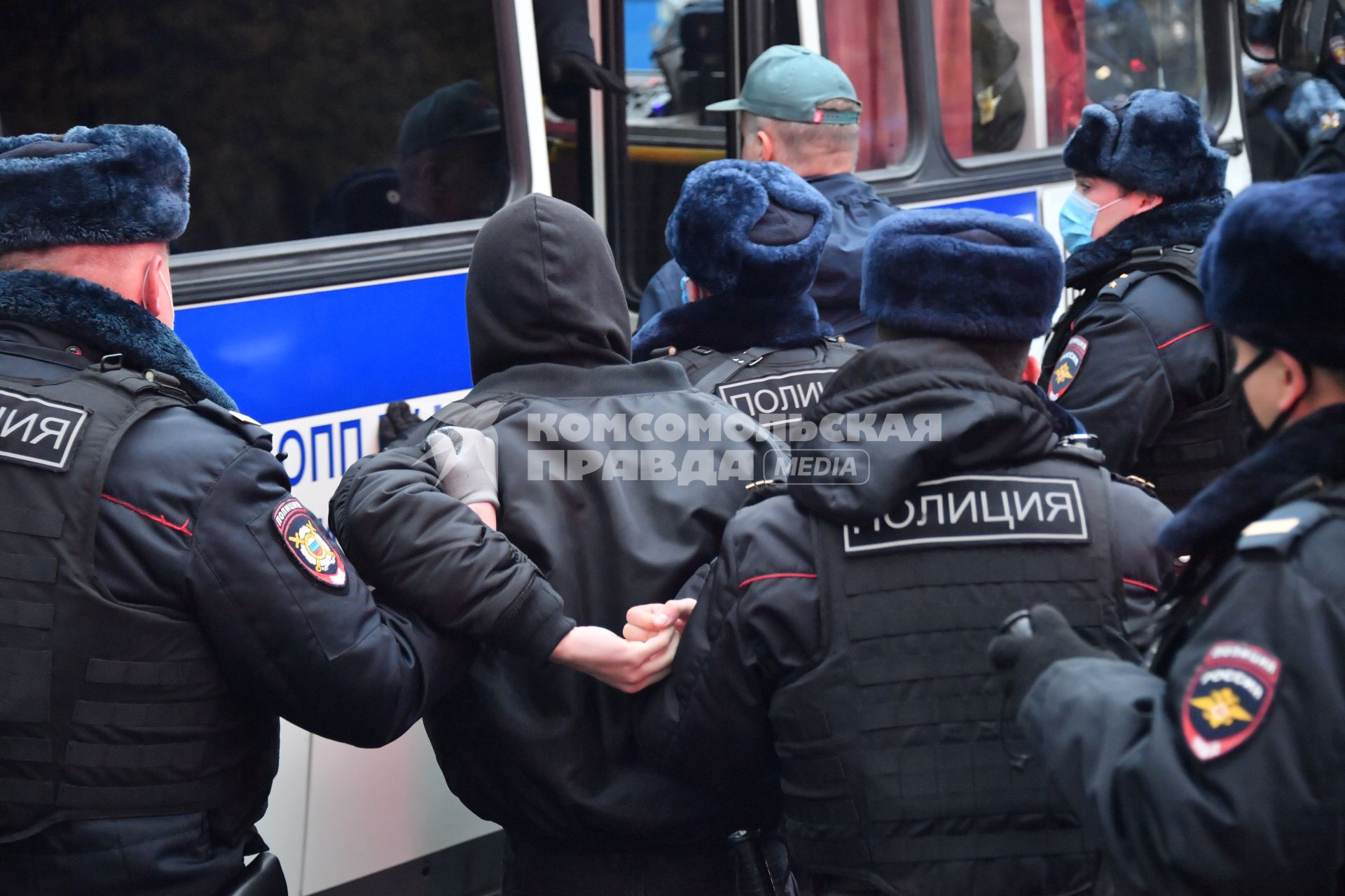 Москва.   Сотрудники полиции во время задержания участников несогласованного шествия националистов `Русский марш 2020` в День народного единства.