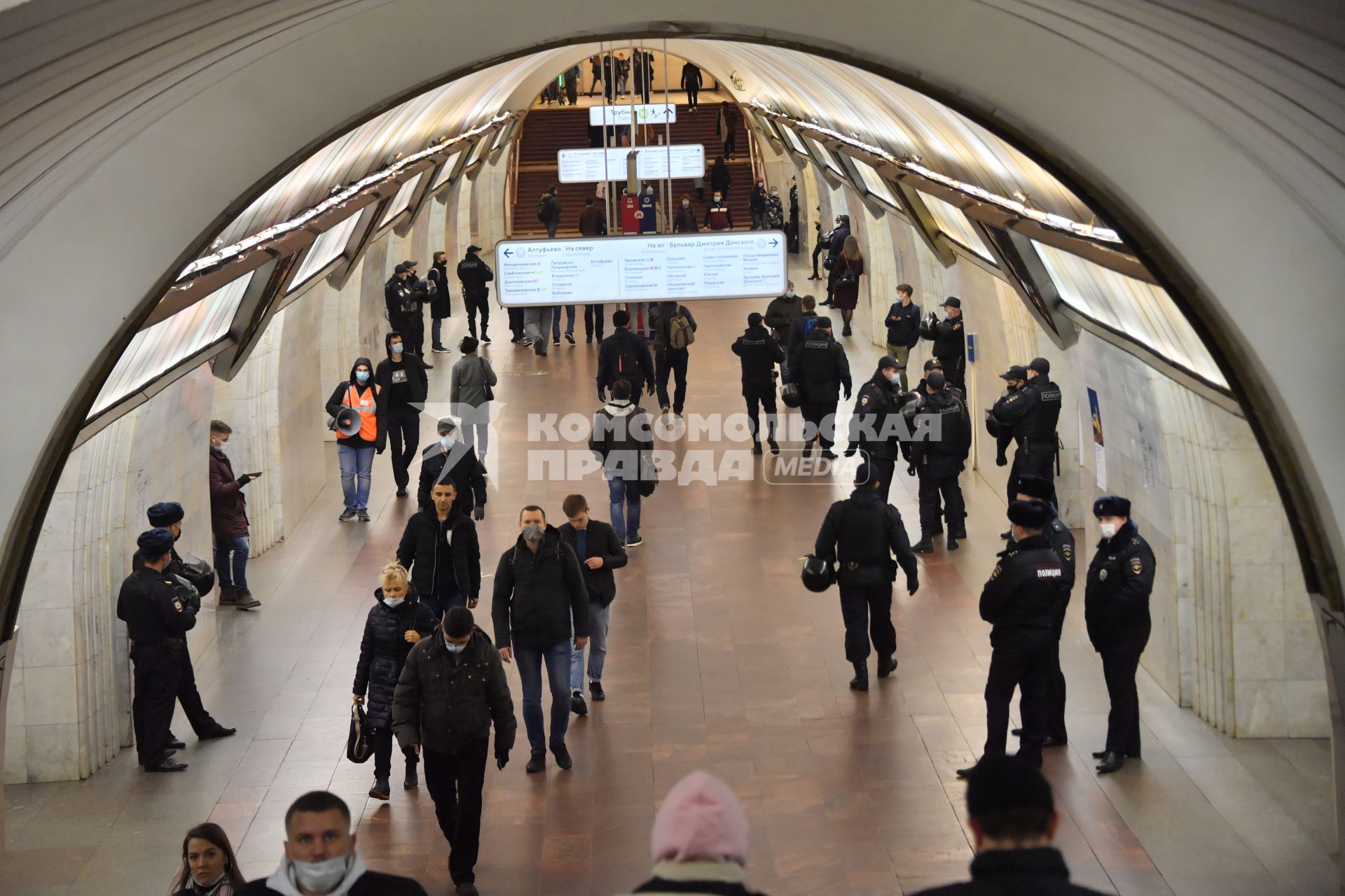 Москва.  Полицейское  на станции метро  `Цветной бульвар`в День народного единства.