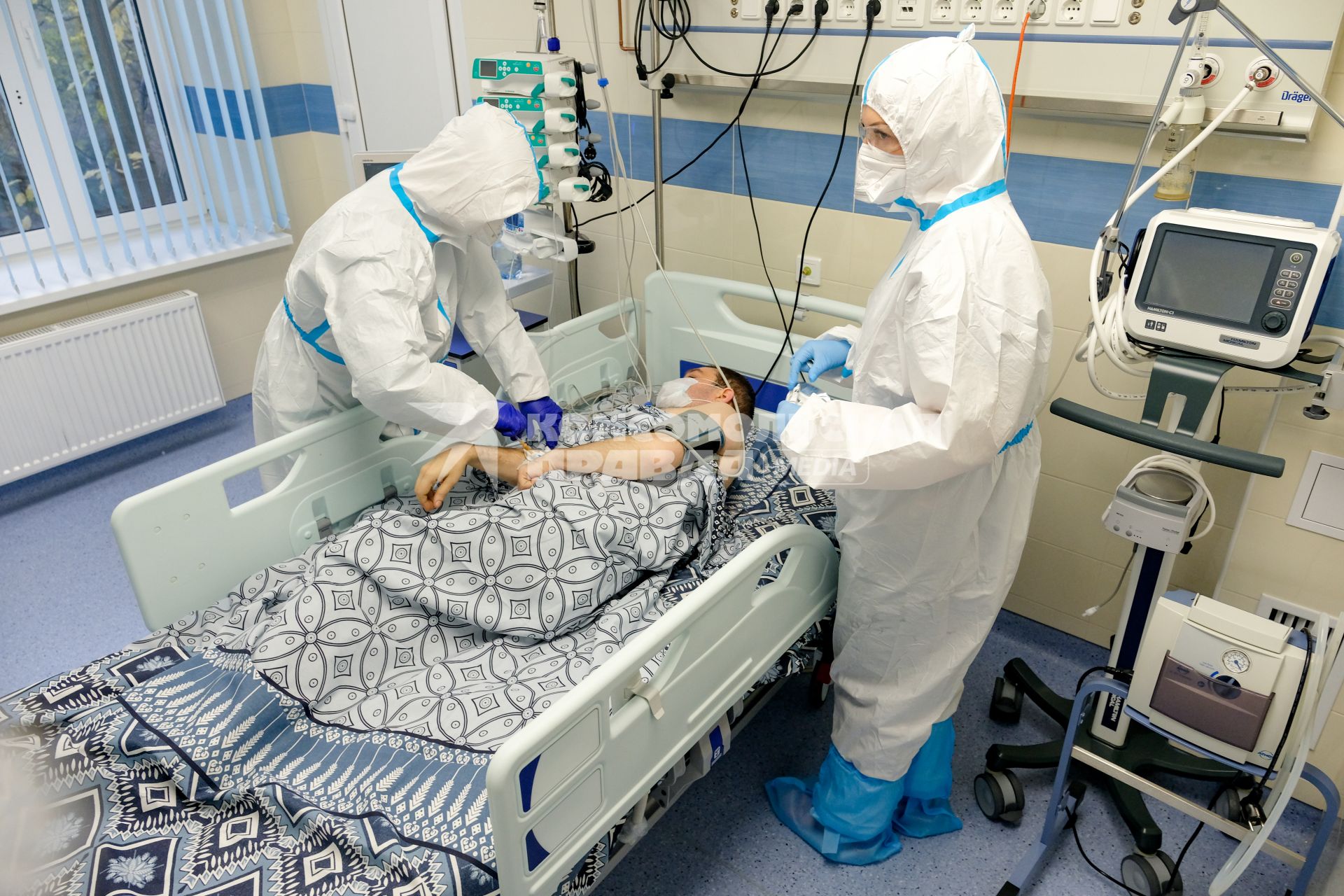 Санкт-Петербург. Медицинские работники и пациент в Александровской  больнице, где оказывают помощь пациентам с коронавирусной инфекцией COVID-19.