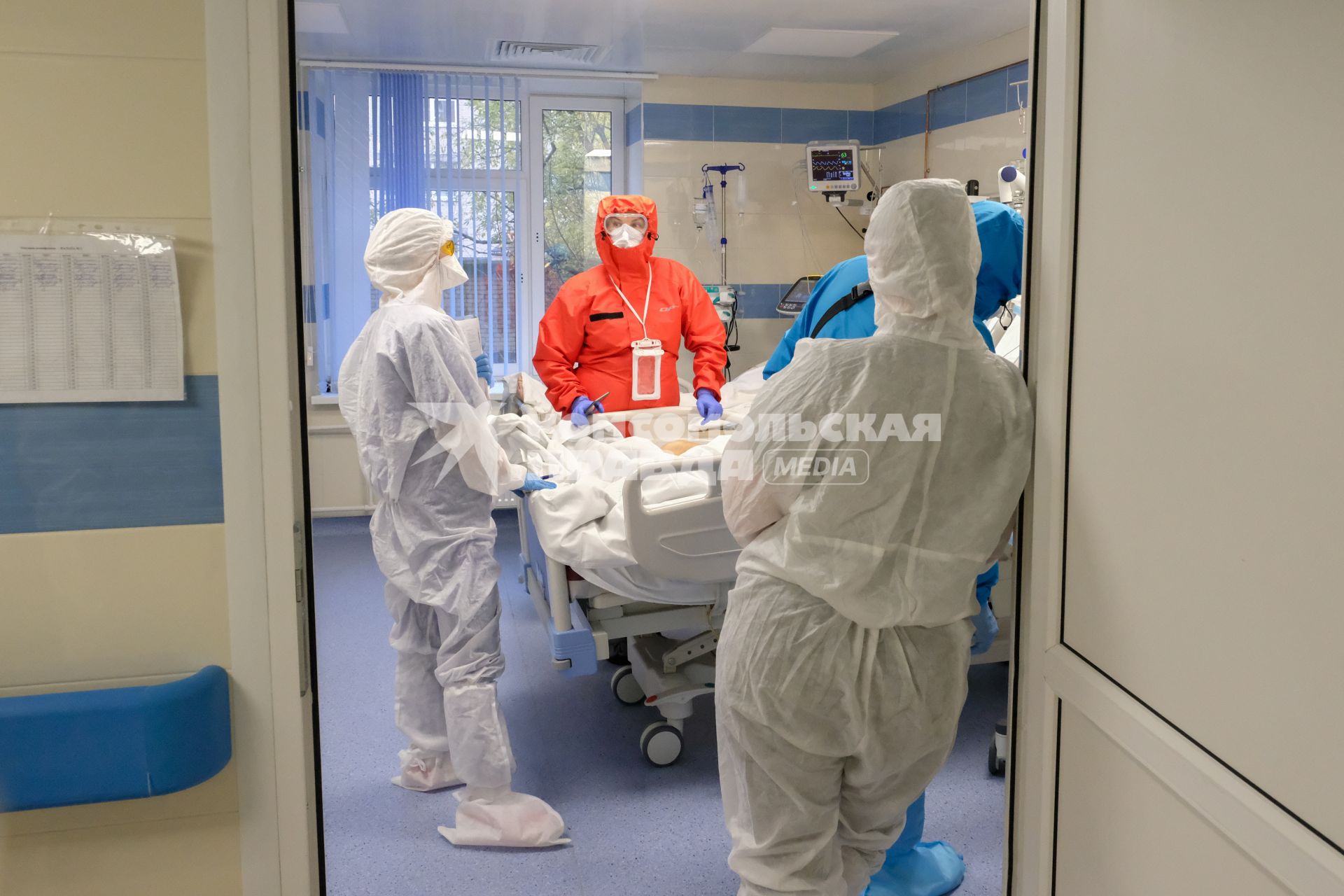 Санкт-Петербург. Медицинские работники и пациент в Александровской больнице, где оказывают помощь пациентам с коронавирусной инфекцией COVID-19.