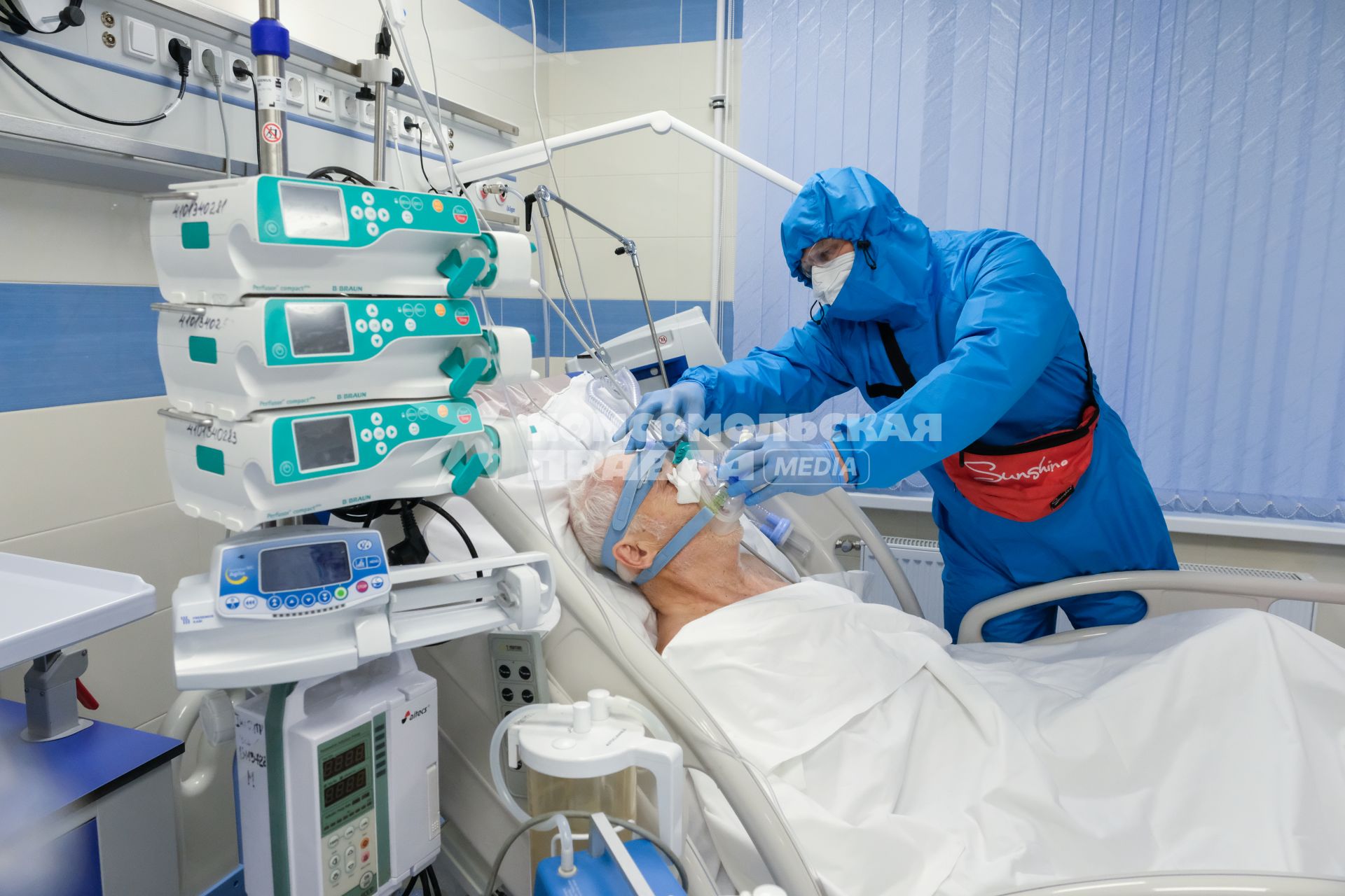 Санкт-Петербург. Медицинский работник и пациент в Александровской  больнице, где оказывают помощь пациентам с коронавирусной инфекцией COVID-19.