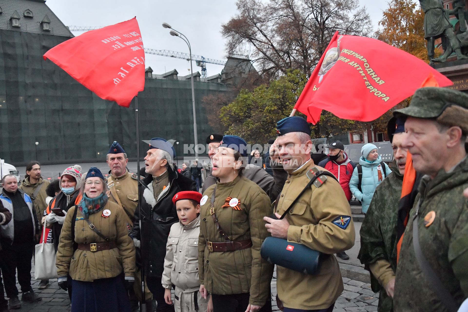 Москва.  Группа активистов на  Красной площади  в День народного единства.