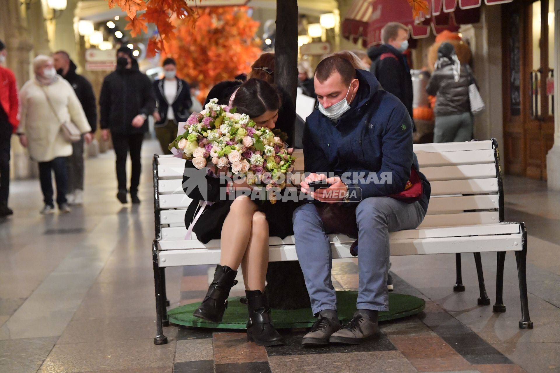 Москва.  Посетители в ГУМе.