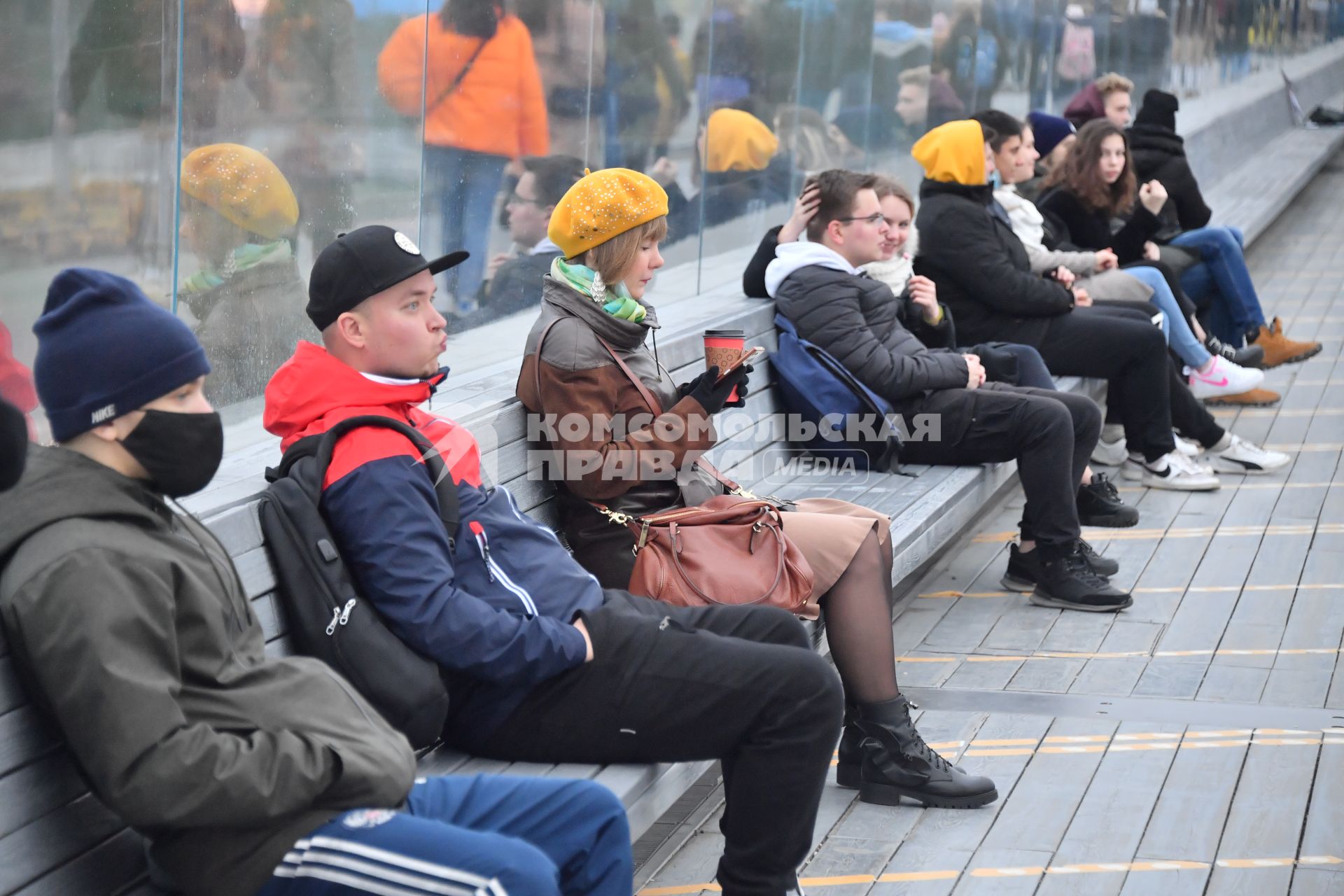 Москва.  Посетители  на Парящем мосту в парке Зарядье.