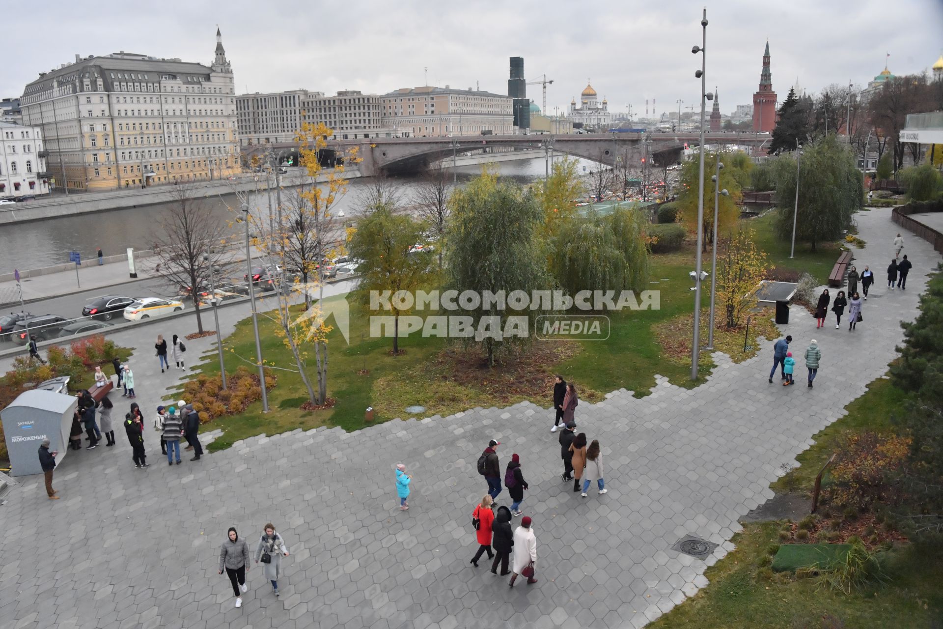 Москва.  Посетители в парке Зарядье.