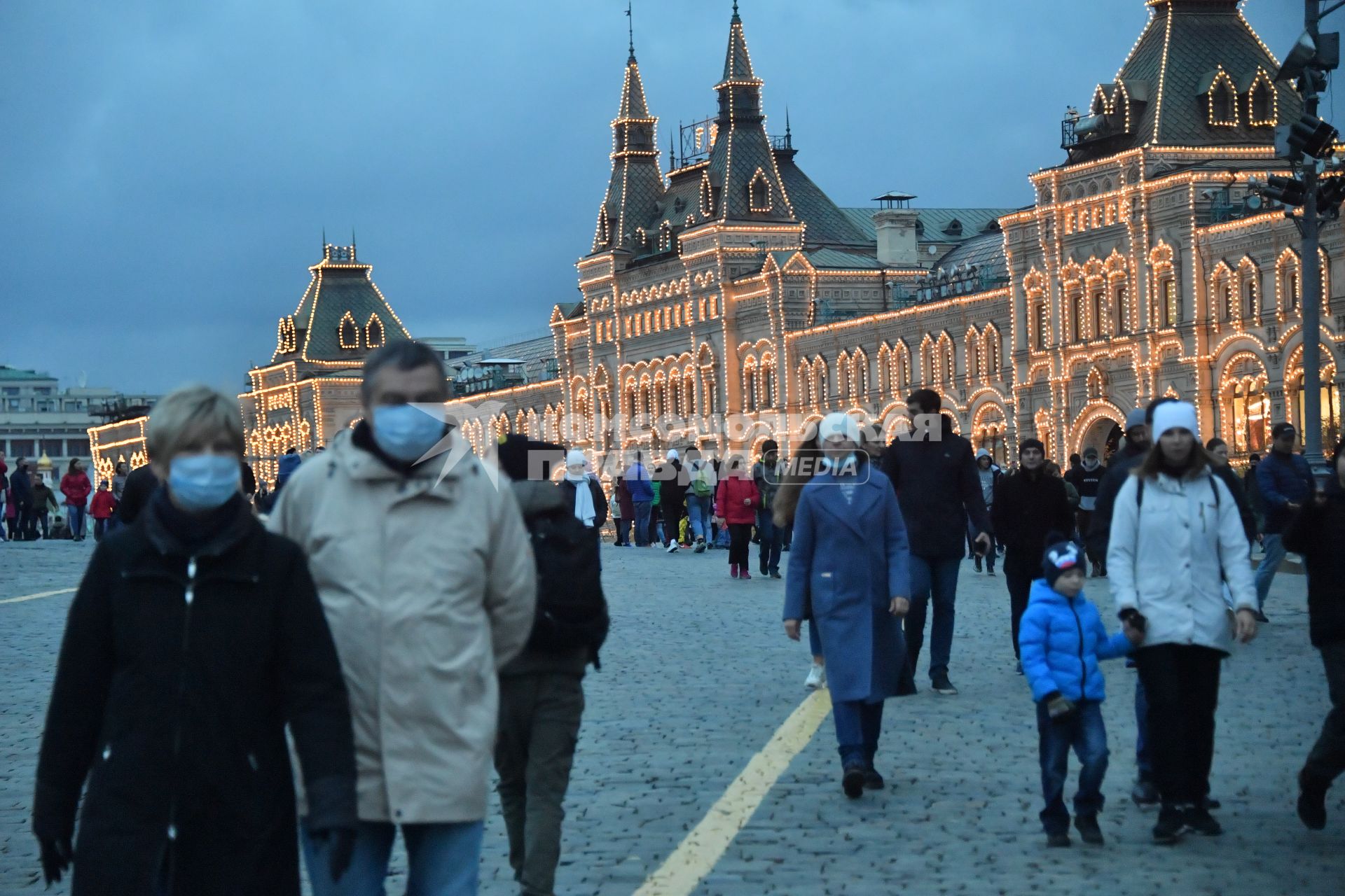 Москва.  Жители города во время прогулки по Красной площади  в День народного единства.