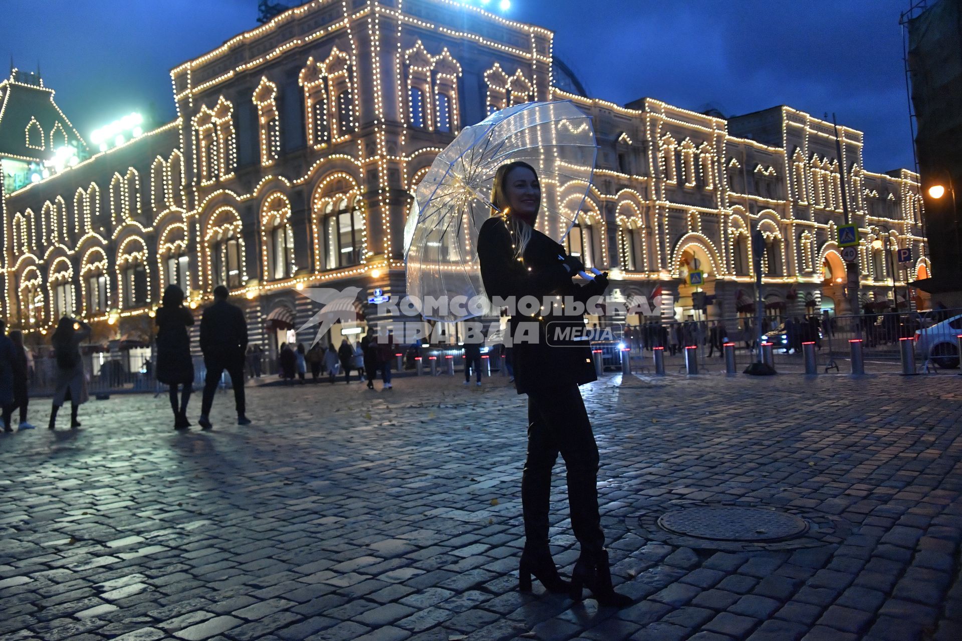 Москва.  Девушка  под зонтом на Красной площади.