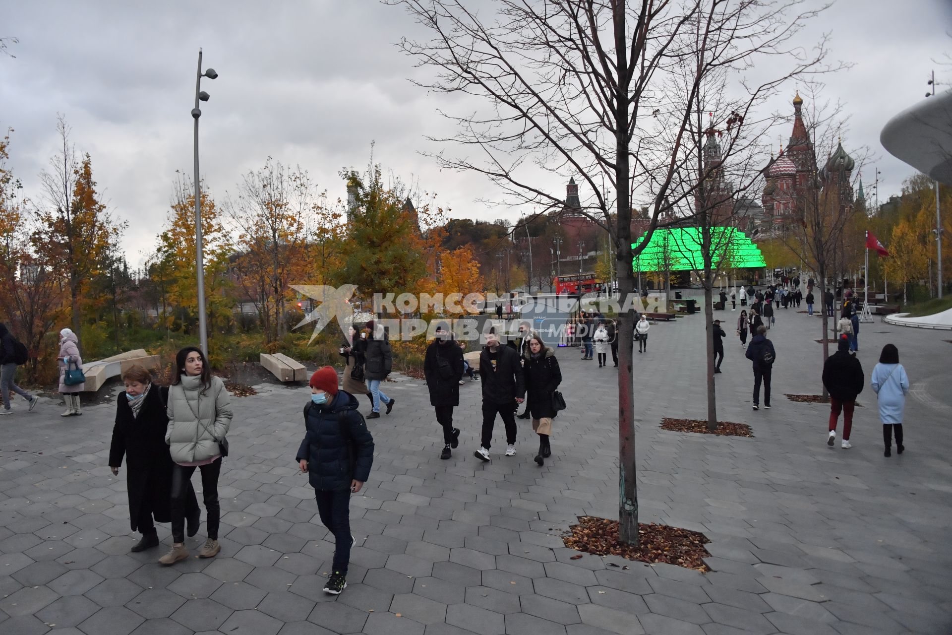 Москва.  Посетители в парке Зарядье.