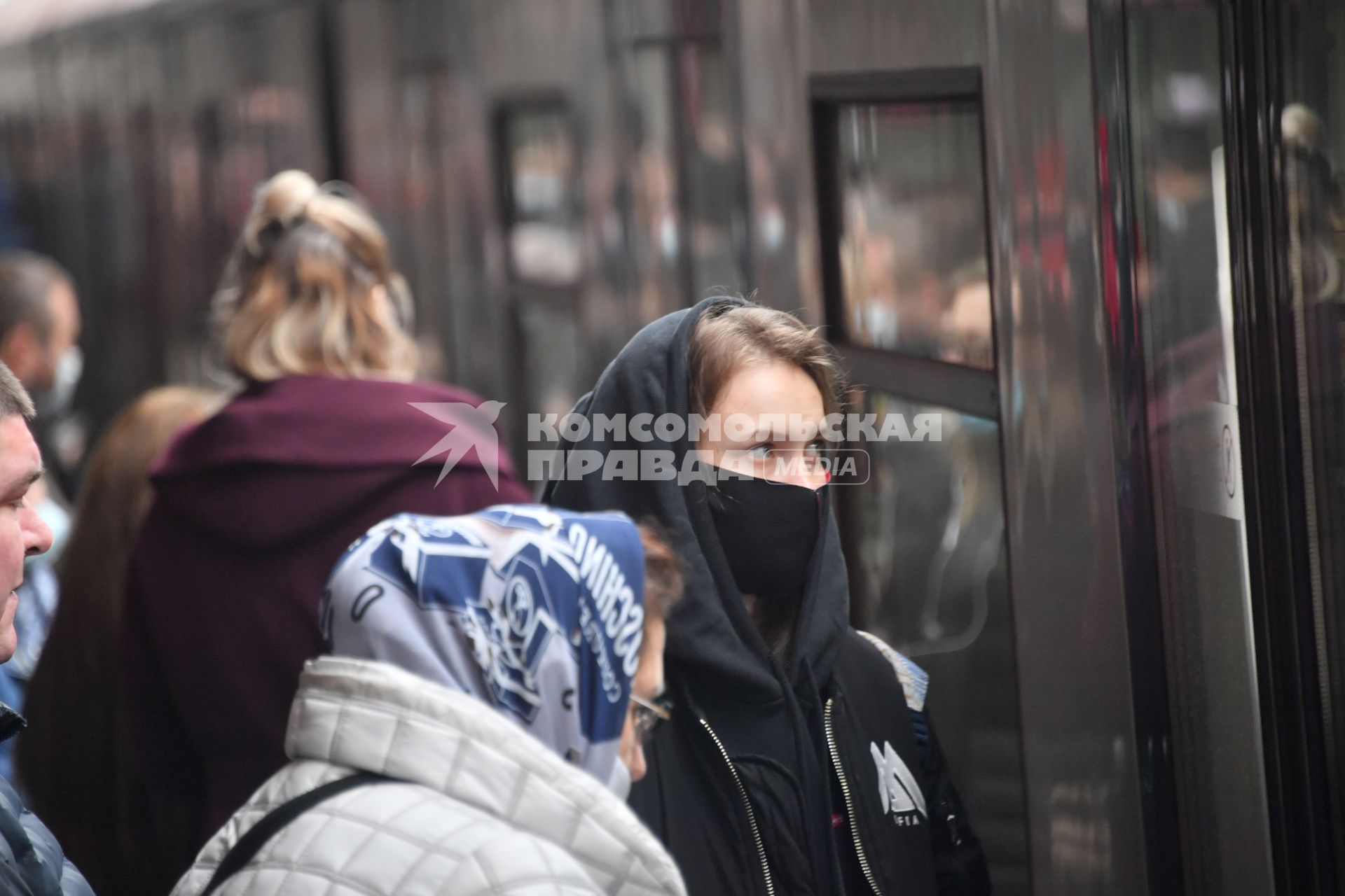 Москва.  Пассажиры в медицинских масках на станции метро.