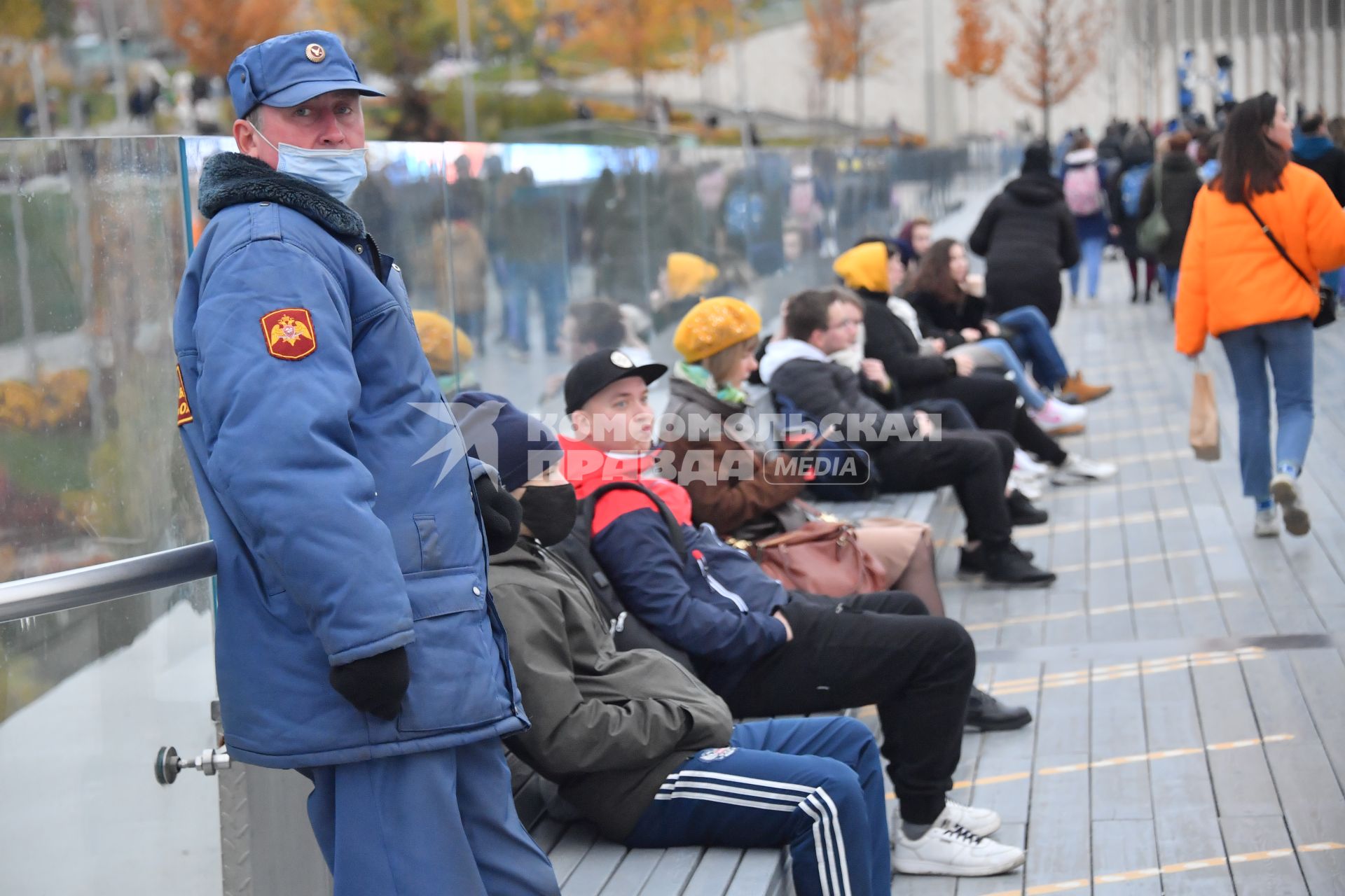 Москва.  Посетители  на Парящем мосту в парке Зарядье.