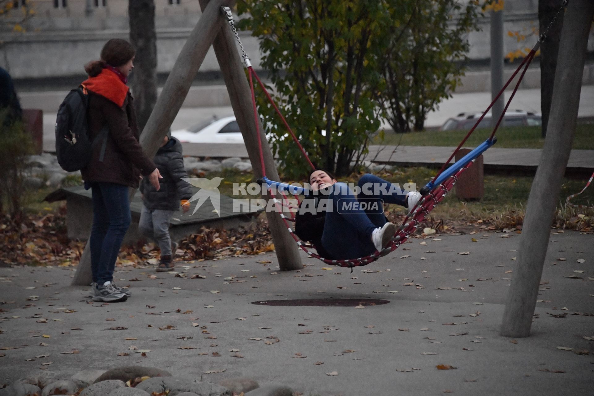 Москва.  Посетители в парке Зарядье.