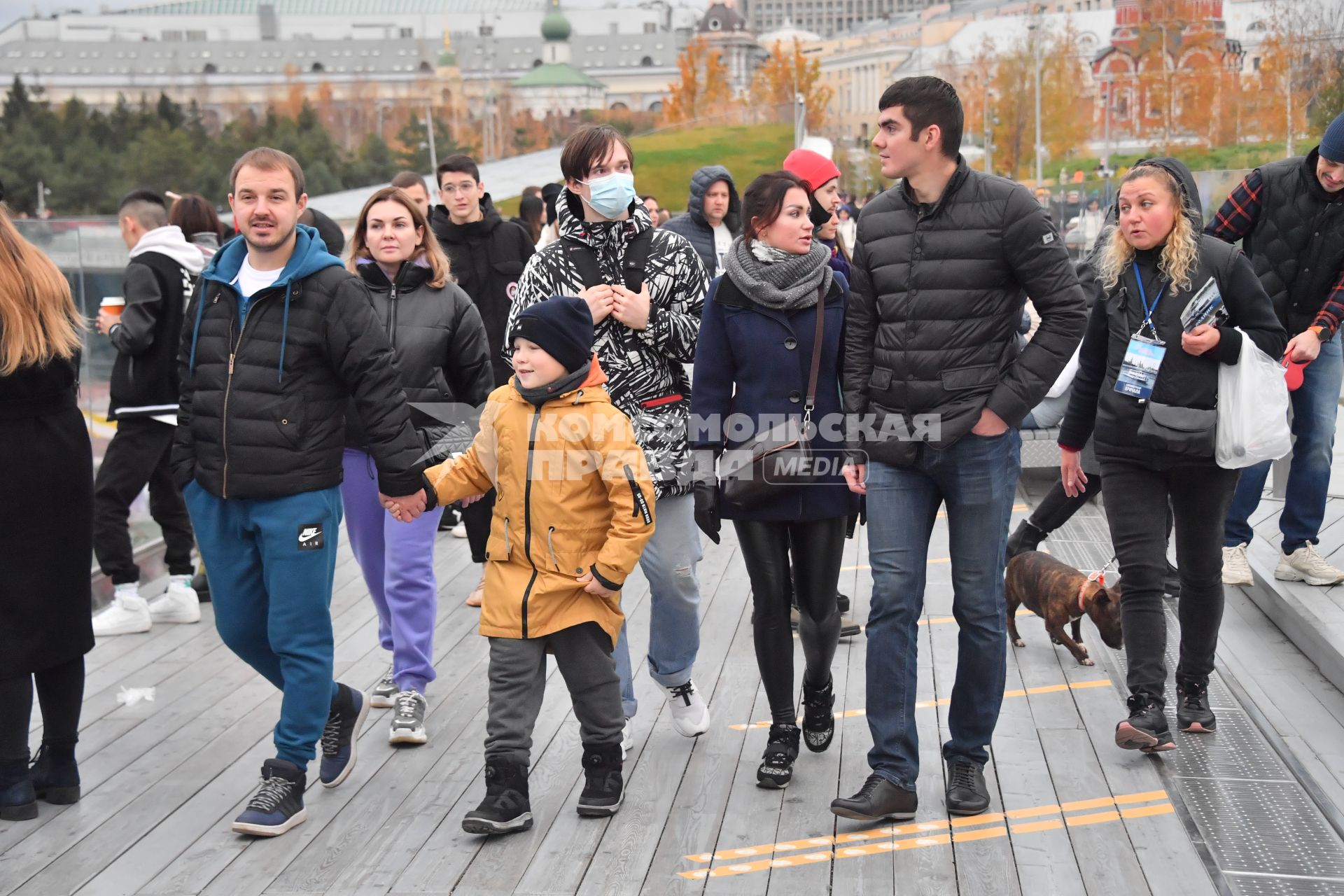 Москва.  Посетители  на Парящем мосту в парке Зарядье.