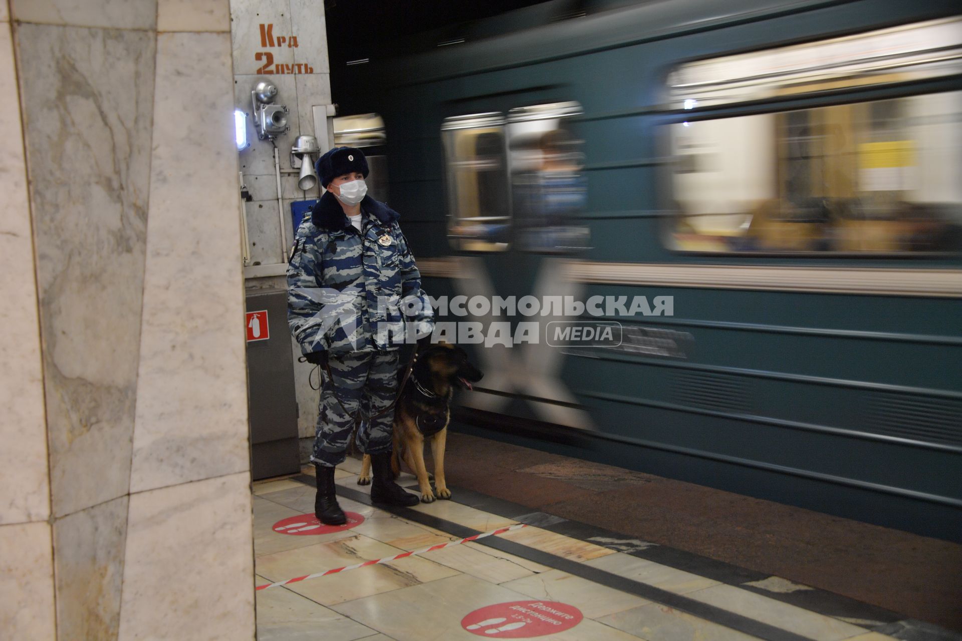 Москва.   Сотрудник полиции на станции метрополитена